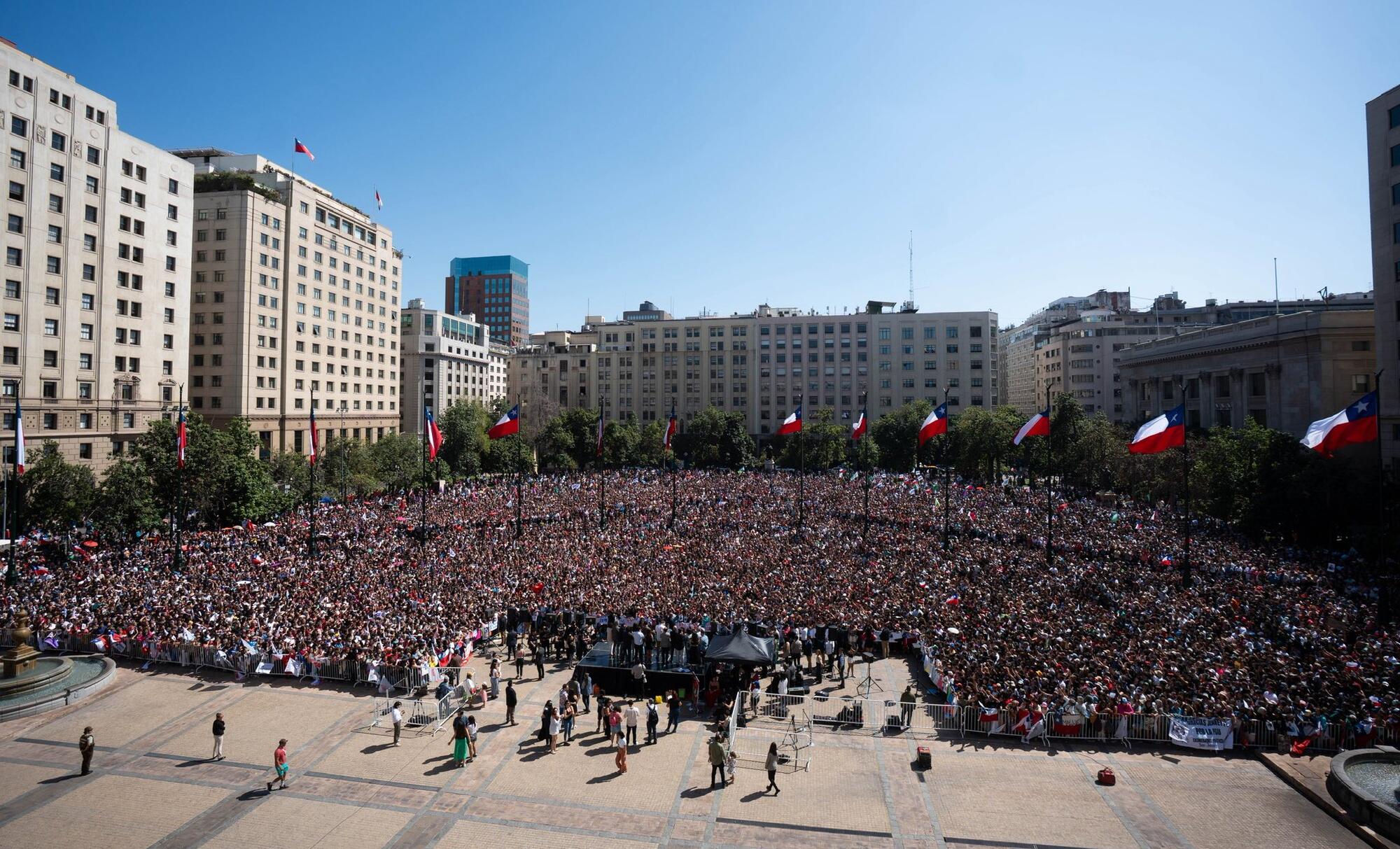 Miles de personas se concentraron frente a La Moneda, en Santiago de Chile, para despedir a Gabriel Boric, el 8 de marzo de 2026.