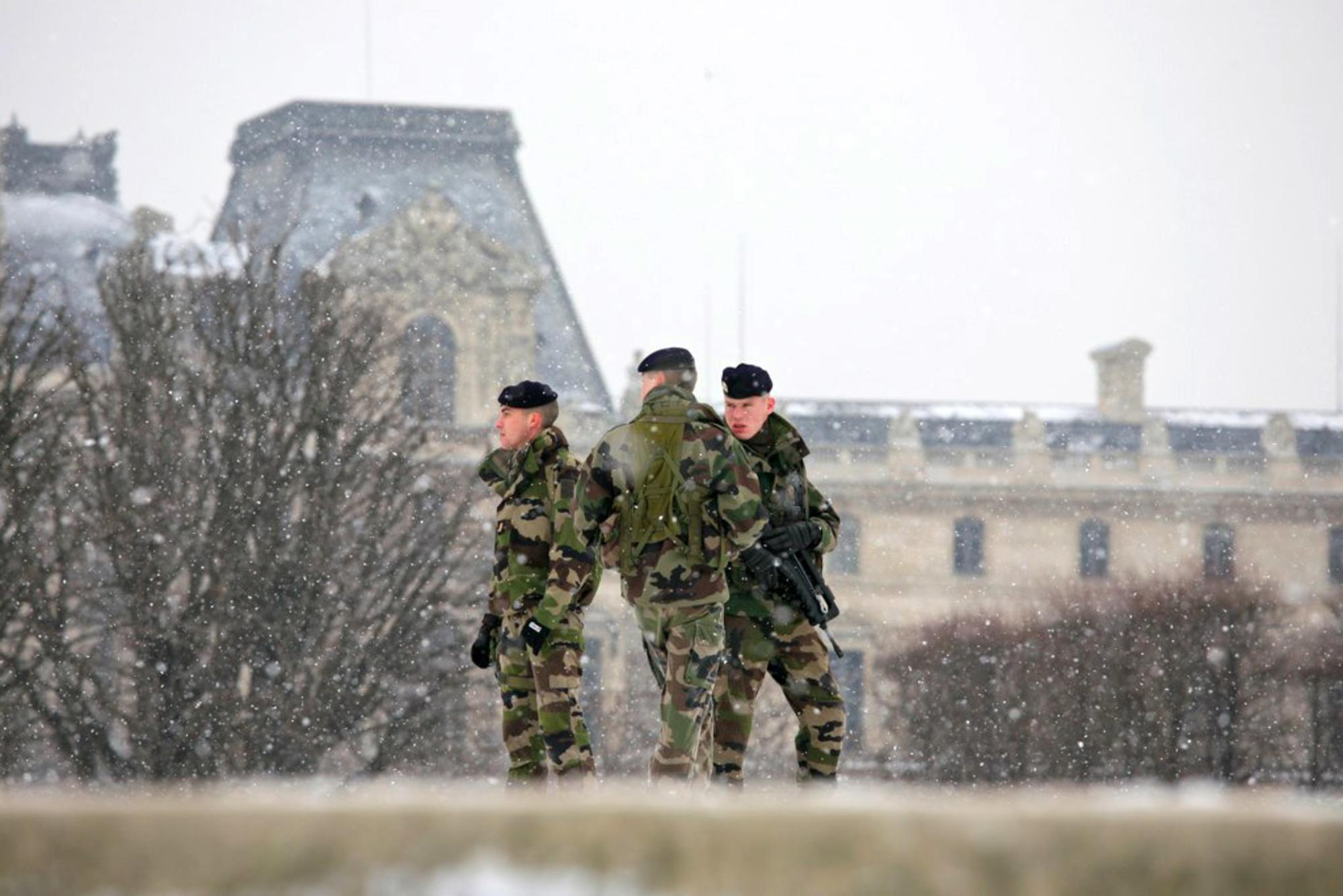 Tres soldados frente al Louvre, París