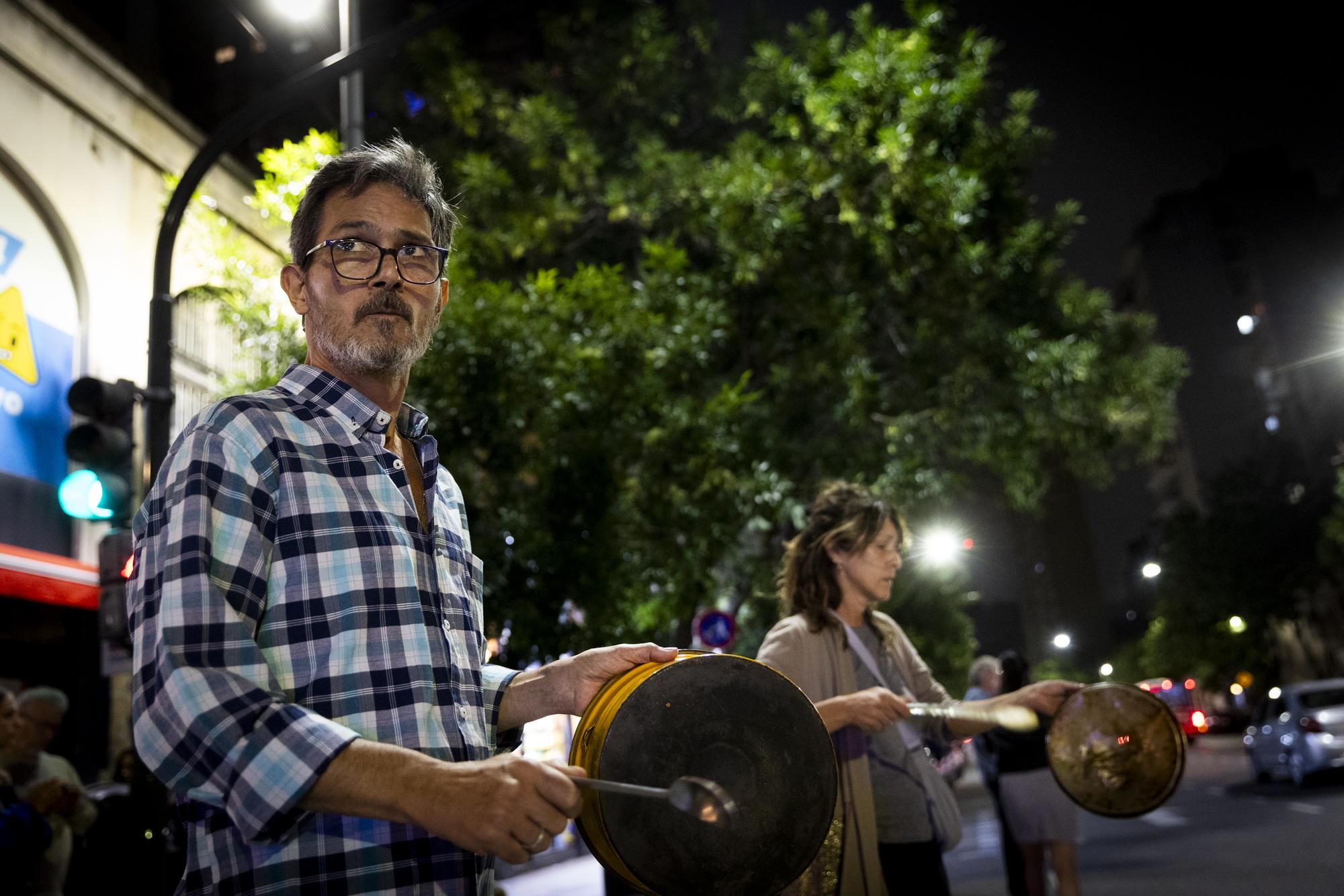 Cacerolazo para protestar contra el Decreto de Necesidad y Urgencia (DNU) anunciado por el presidente Javier Milei. - 4
