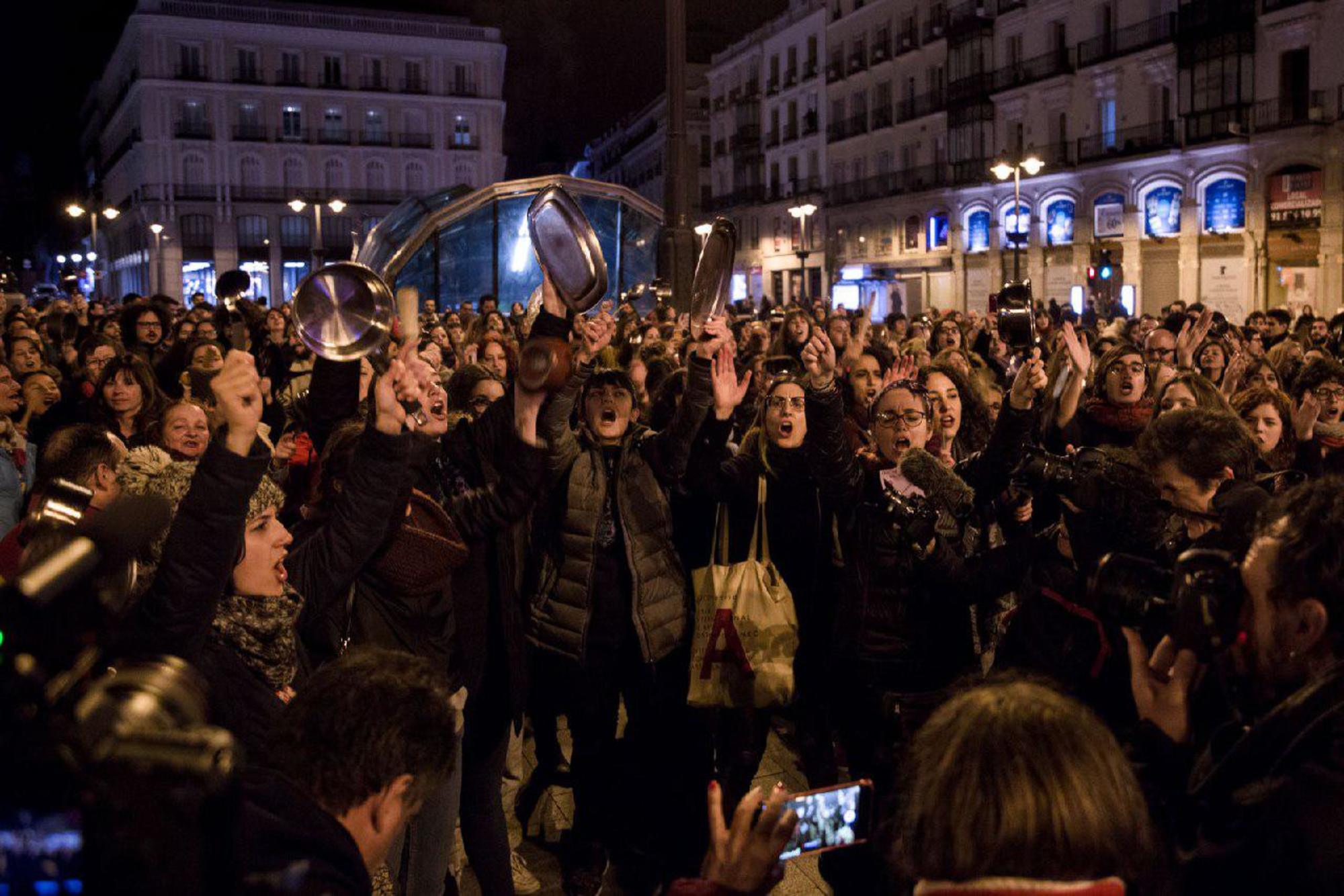 Cacerolada de inicio a la huelga feminista del 8M en la Puerta del Sol de Madrid