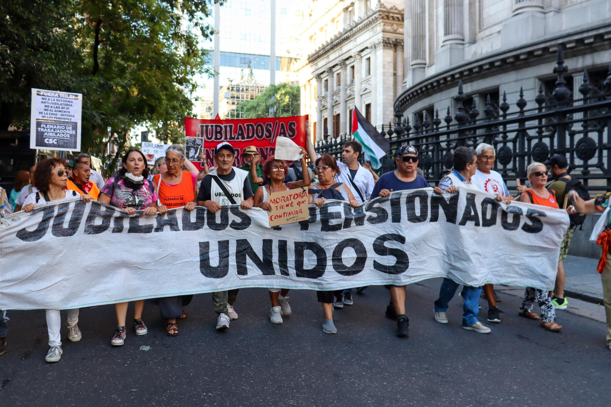 Pensionistas encabezan la marcha cada miércoles en el Congreso argentino.