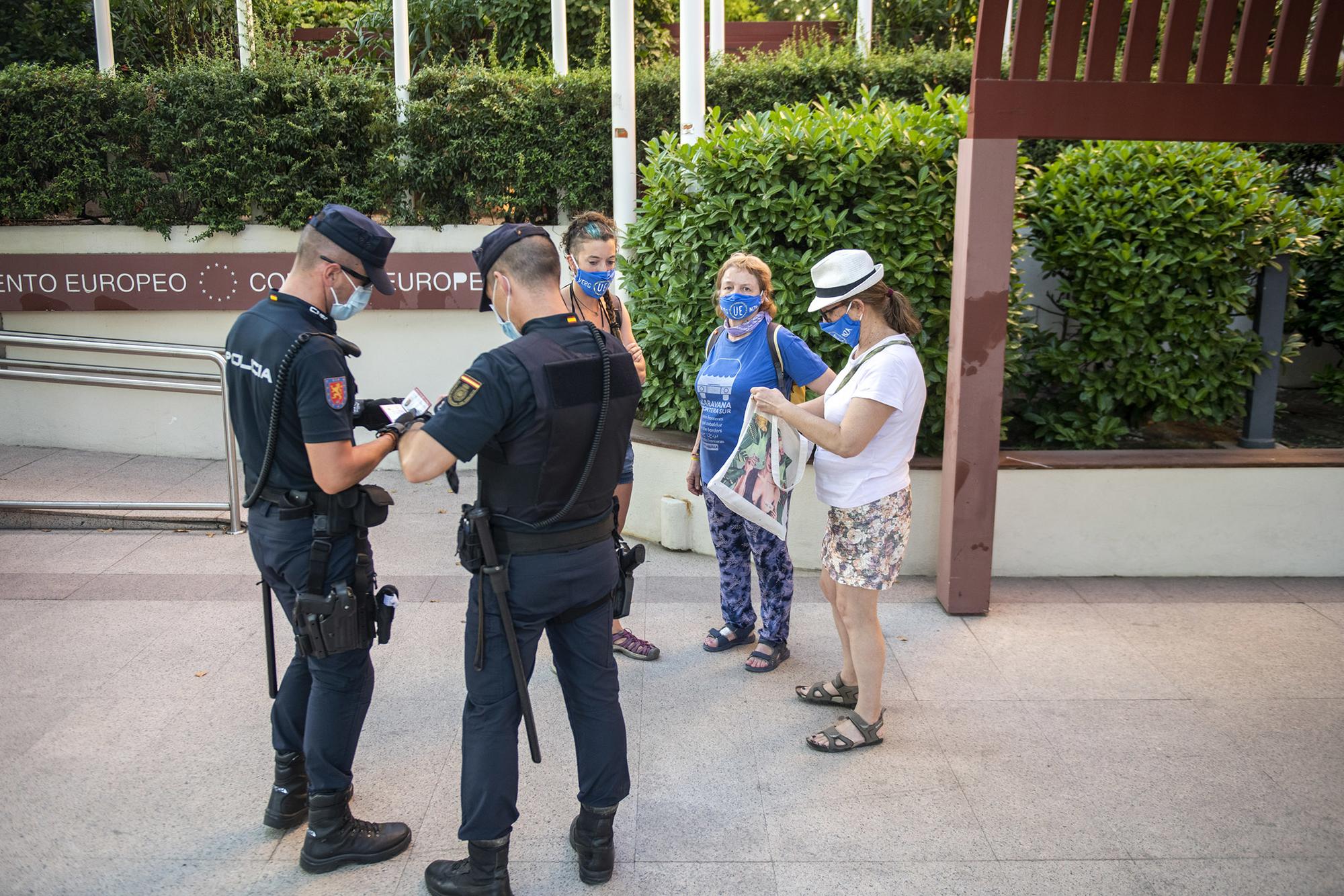 Bloquean la entrada a la sede de la Unión Europea para denunciar los abusos en las fronteras - 11