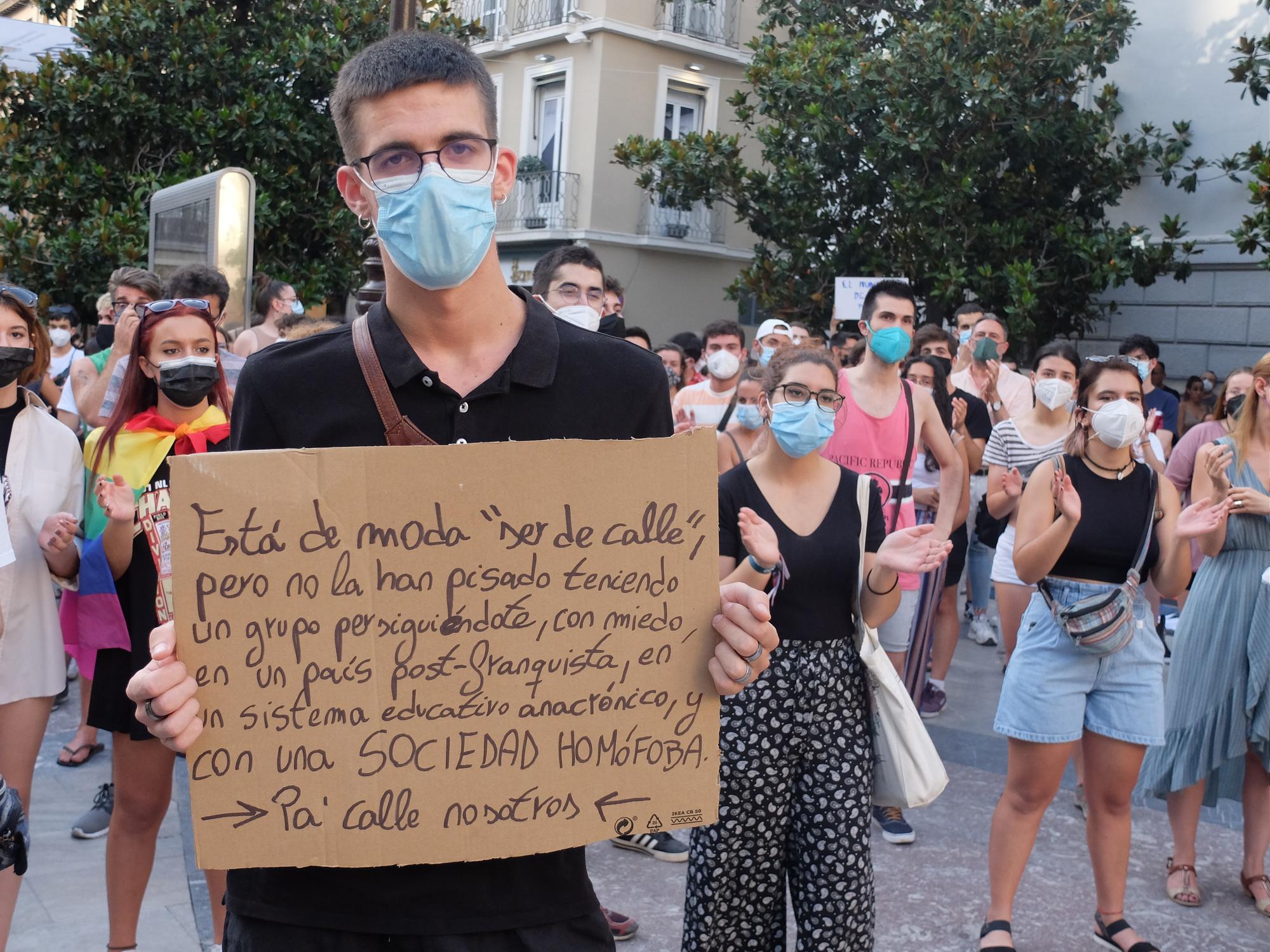 Joven porta pancarta durante la concentración en Granada