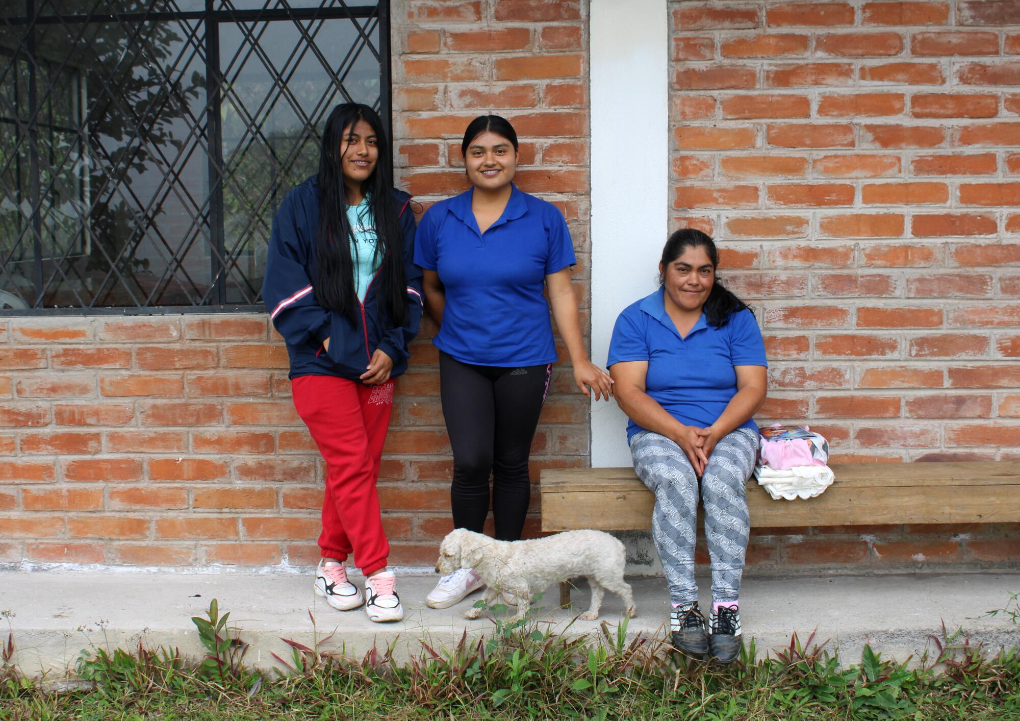 Liliana Cumba y sus dos hijas.