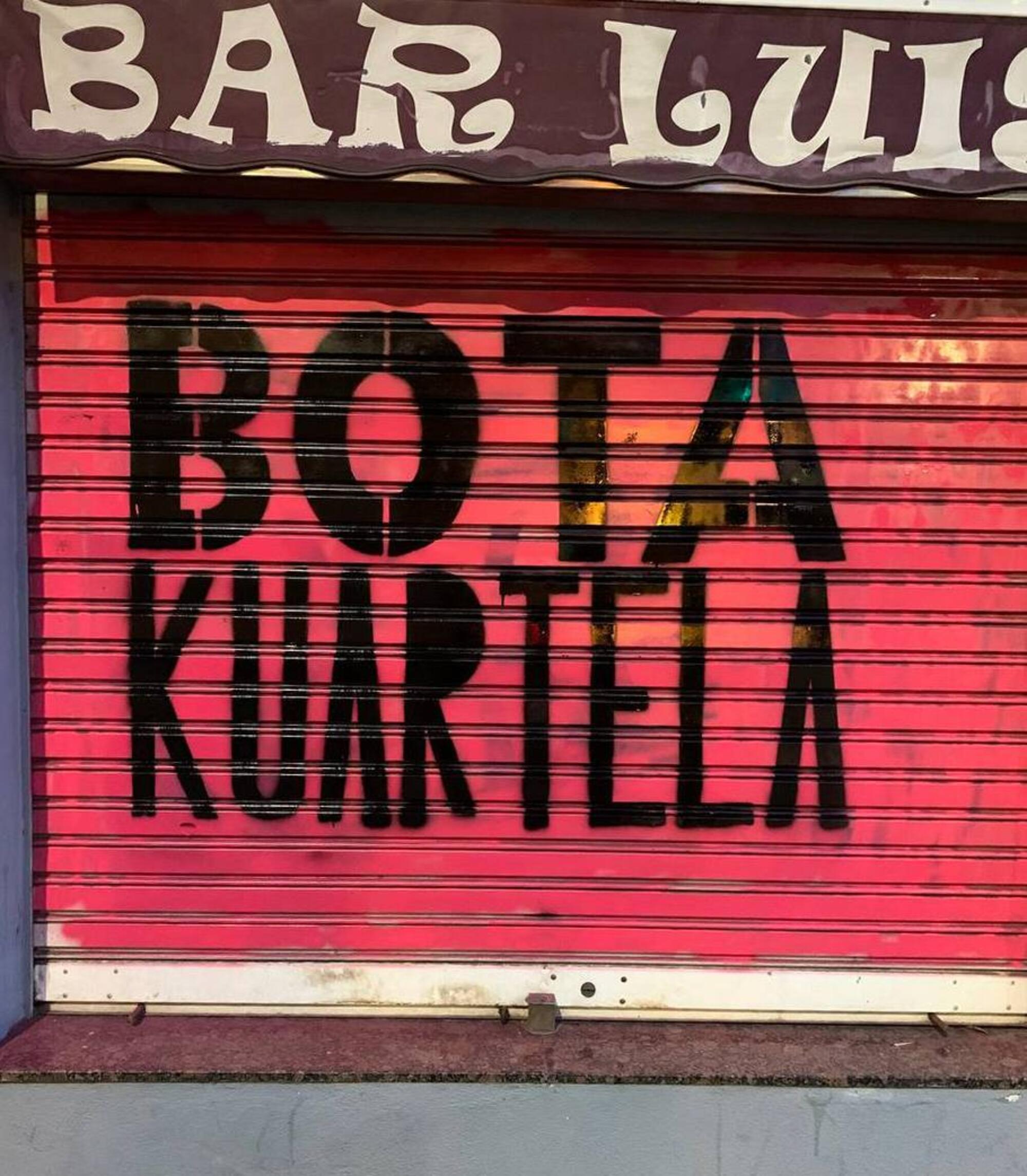 Pintada en Irala (Bilbo) para reclamar la reconversión del cuartel militar de Juan de Garay para uso civil