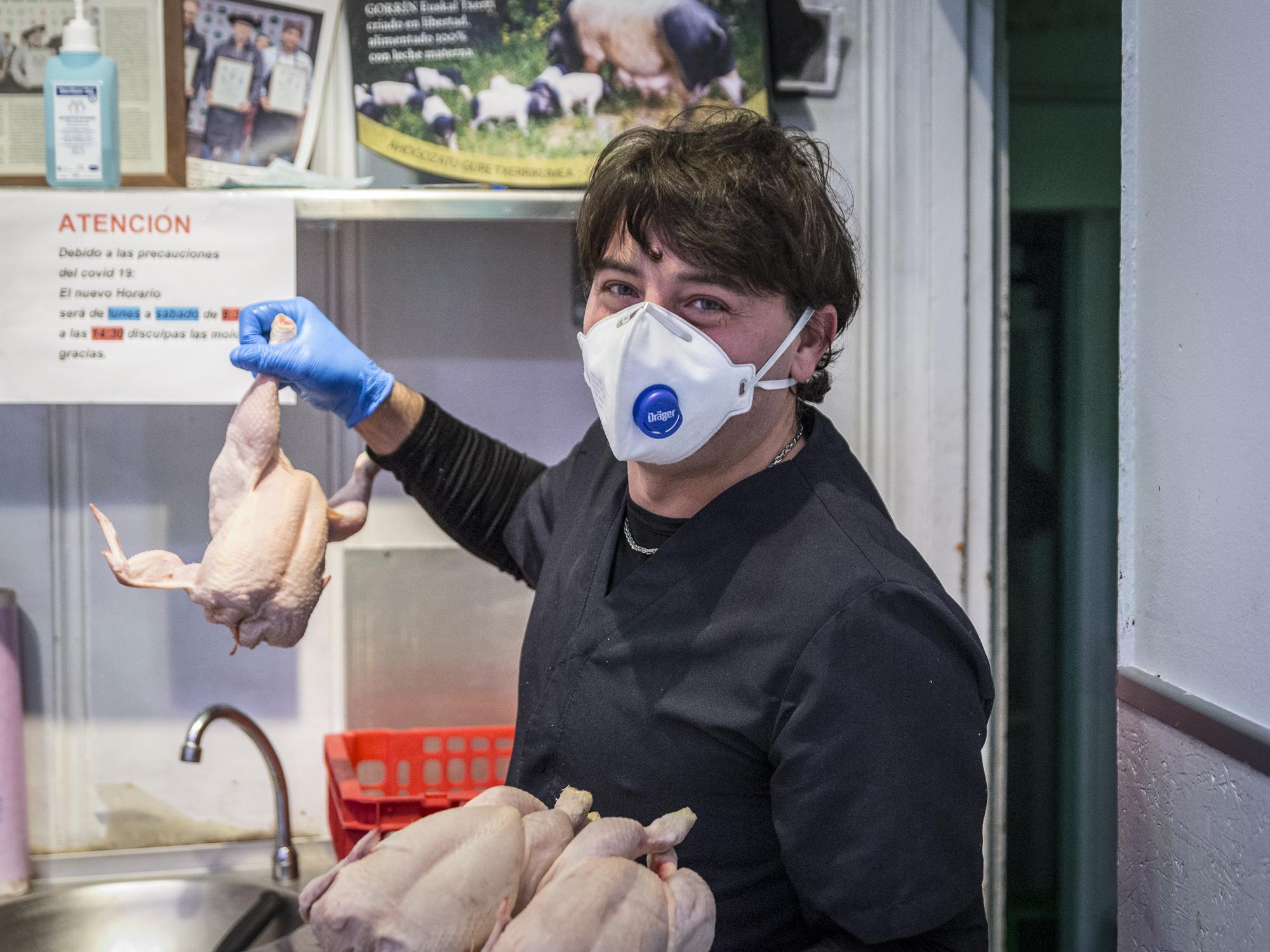 Lo que sí perciben es un aumento en la venta de pollo, frente a carnes menos económicas como la de cordero y los filetes. En la imagen, Armando, el dueño de la Carnicería Deierri.