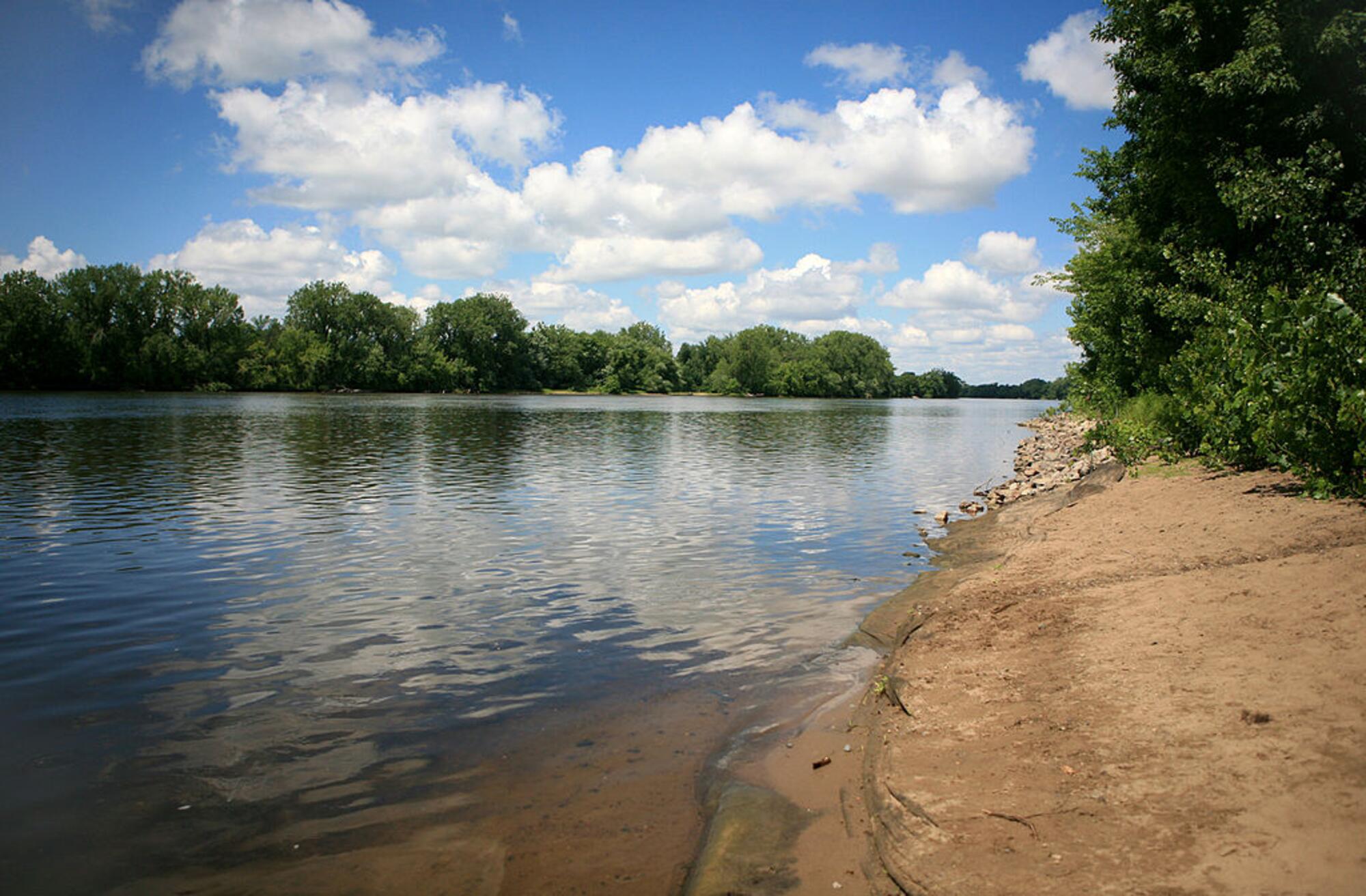 El río Mississippi en Minnesota. La NRC admite ahora que se ha filtrado tritio al río desde el reactor nuclear de Monticello, MN. Fuente: Wikimedia Commons