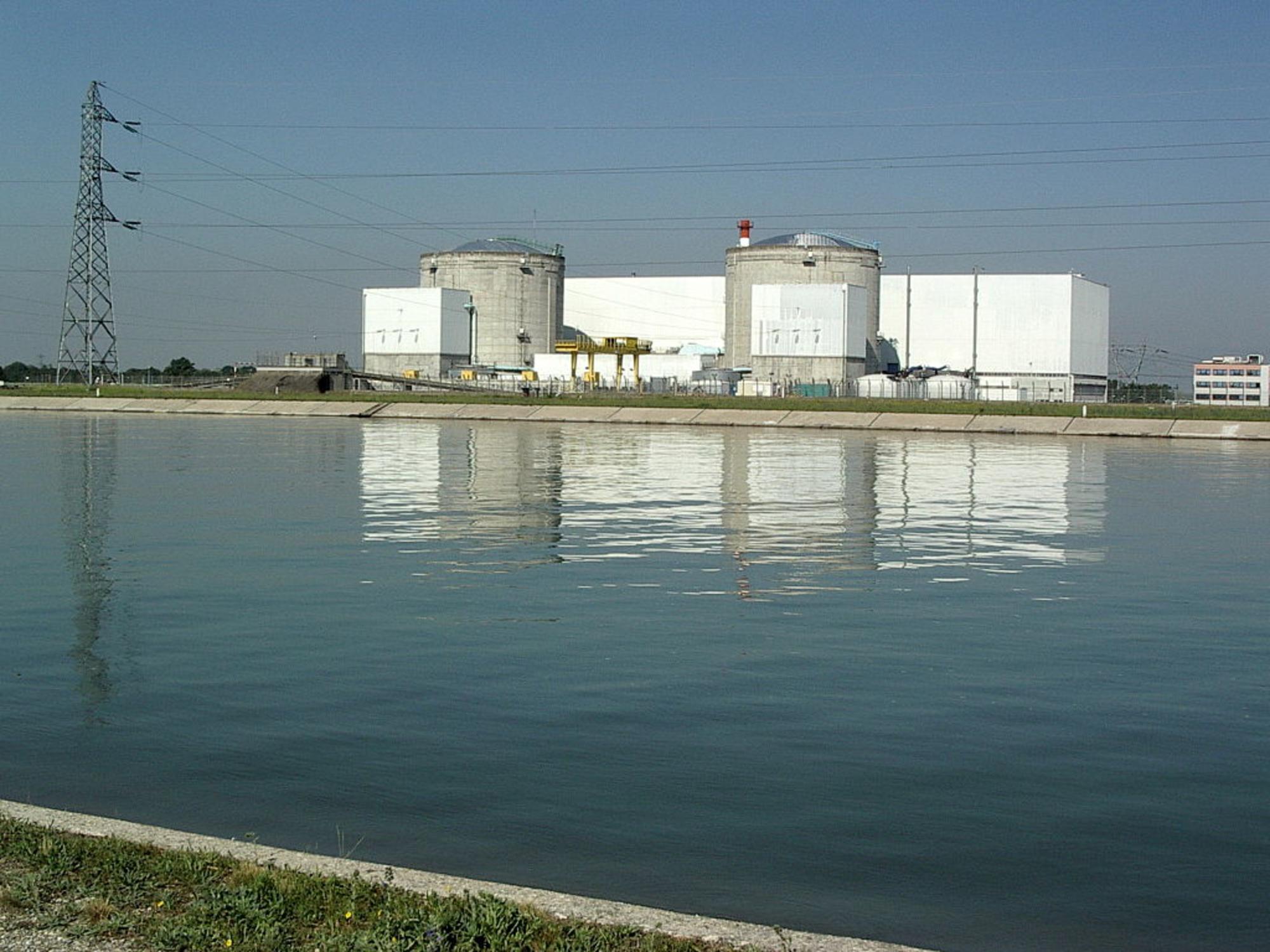 Los dos reactores de la central nuclear de Fessenheim, Francia, junto a un canal. Fuente: Beyond Nuclear International.