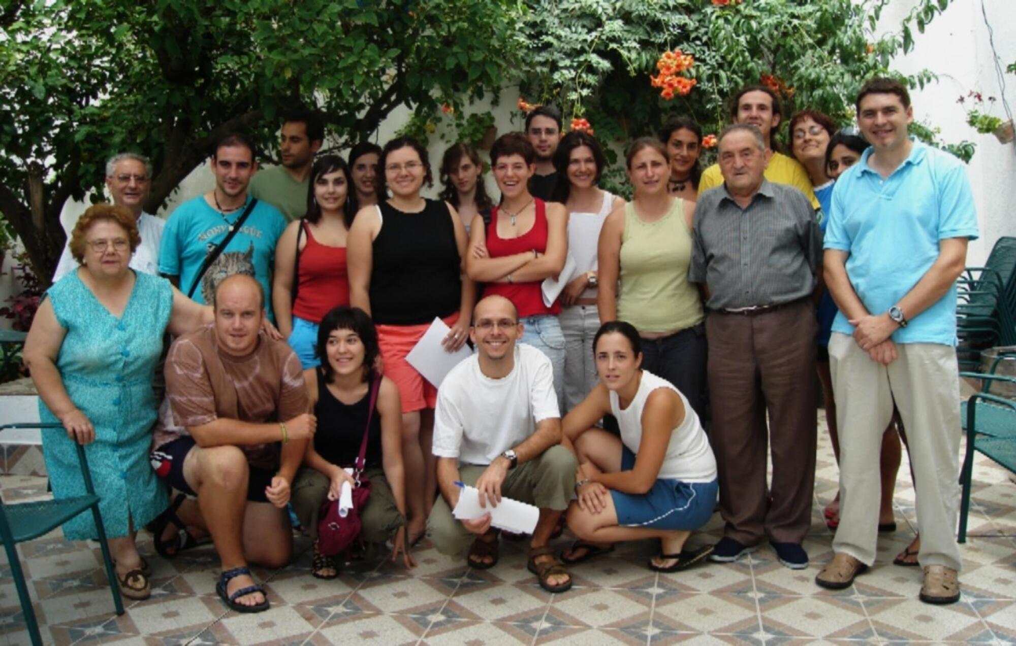 Participantes en el Campo de Trabajo de Memoria Histórica de cabeza la Vaca, con familiares de víctimas, 2006. Ángel Olmedo Alonso