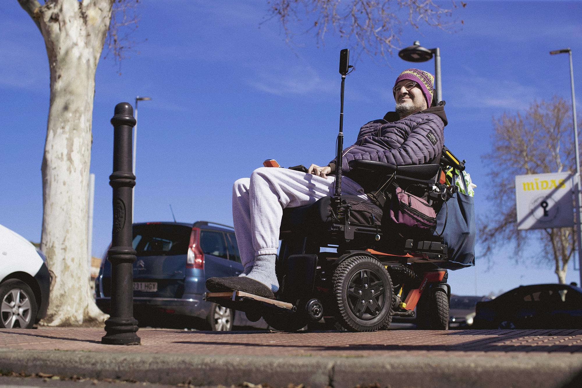 Los obstáculos urbanos son una molestia para quien se mueve en silla de ruedas