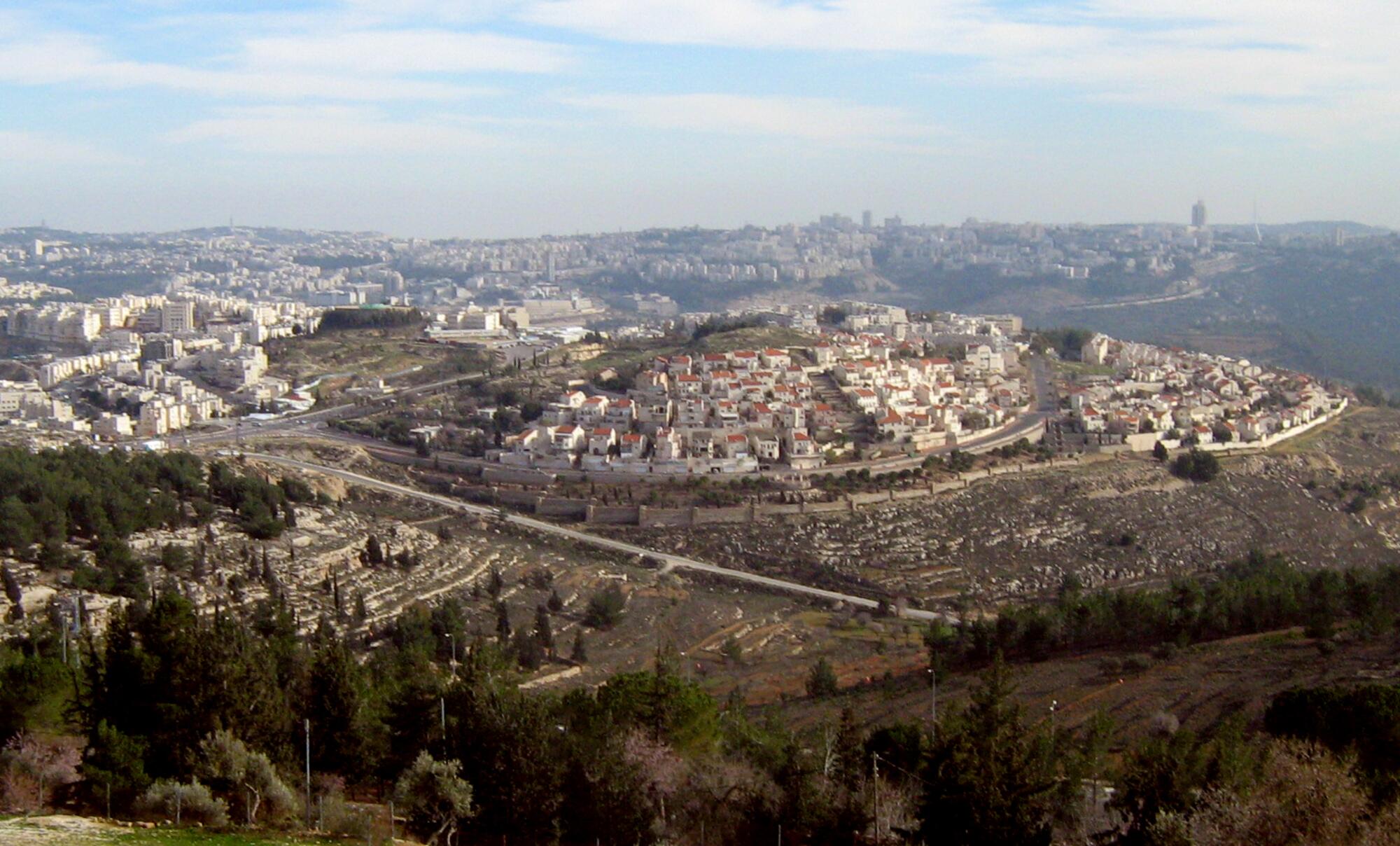 Los asentamientos ilegales de Ramot, en el norte de Jerusalén.