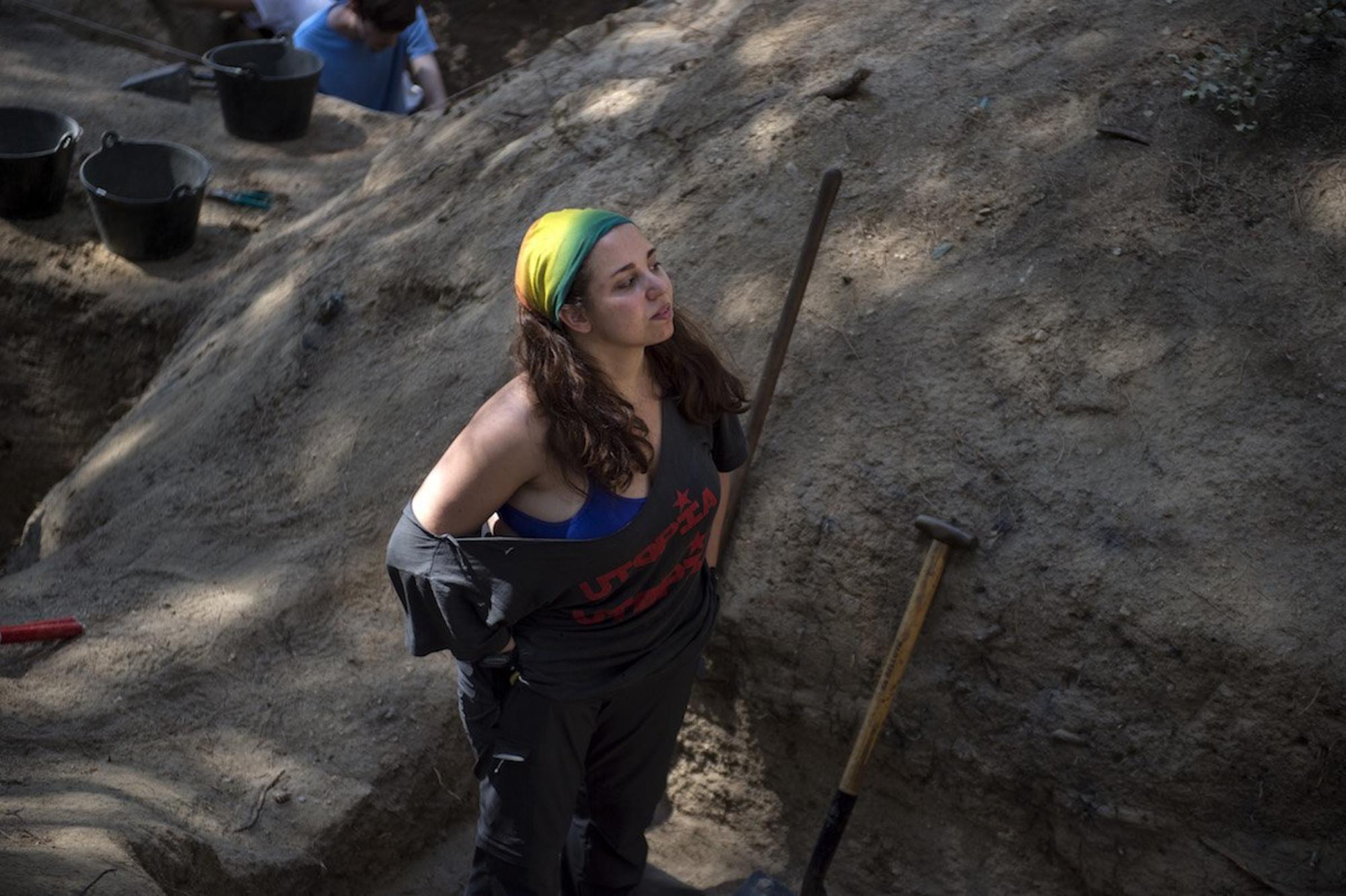 Arqueología Mujeres Excavación