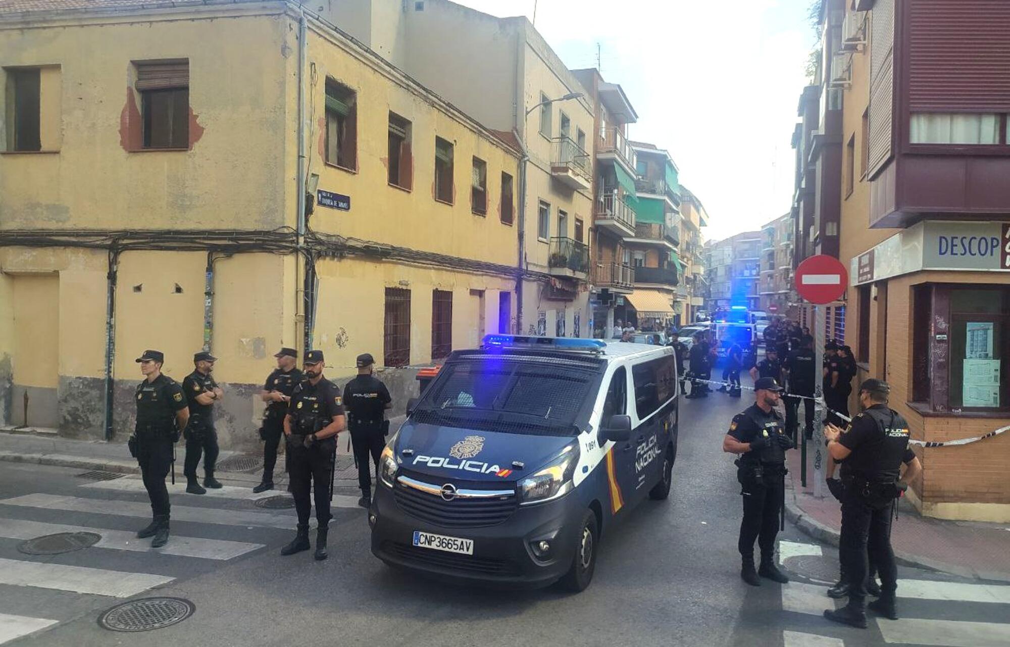 Agentes policiales participan en un desahucio en Carabanchel.