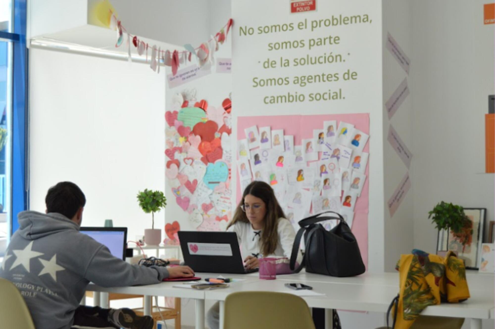 Fundación Ana Bella, red de Mujeres Supervivientes que actúan en 82 países como una solución global a la violencia contra las mujeres.