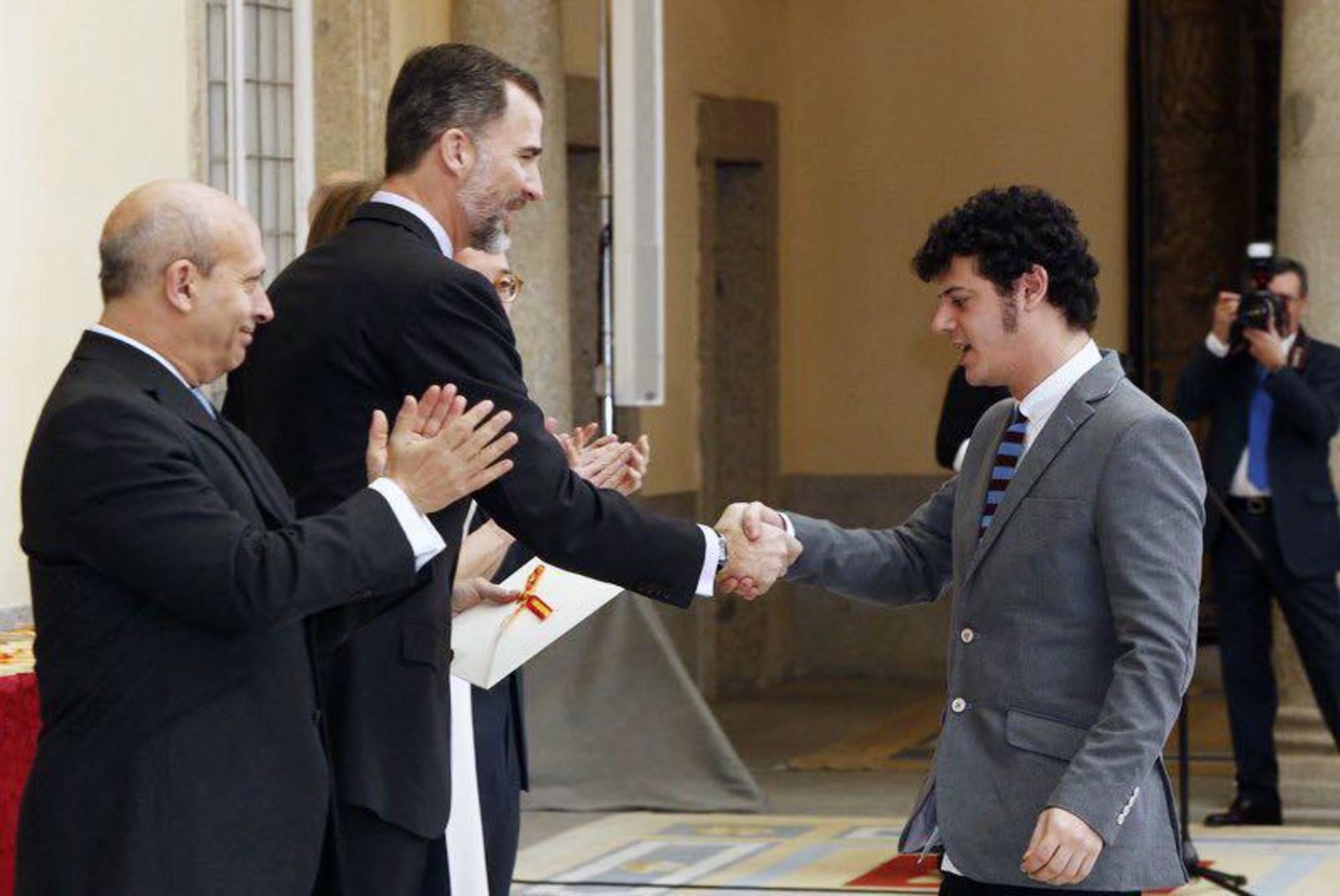 El Rey entrega a Unai Velasco el Premio Nacional de Literatura Modalidad Poesía Joven en la edición de 2015