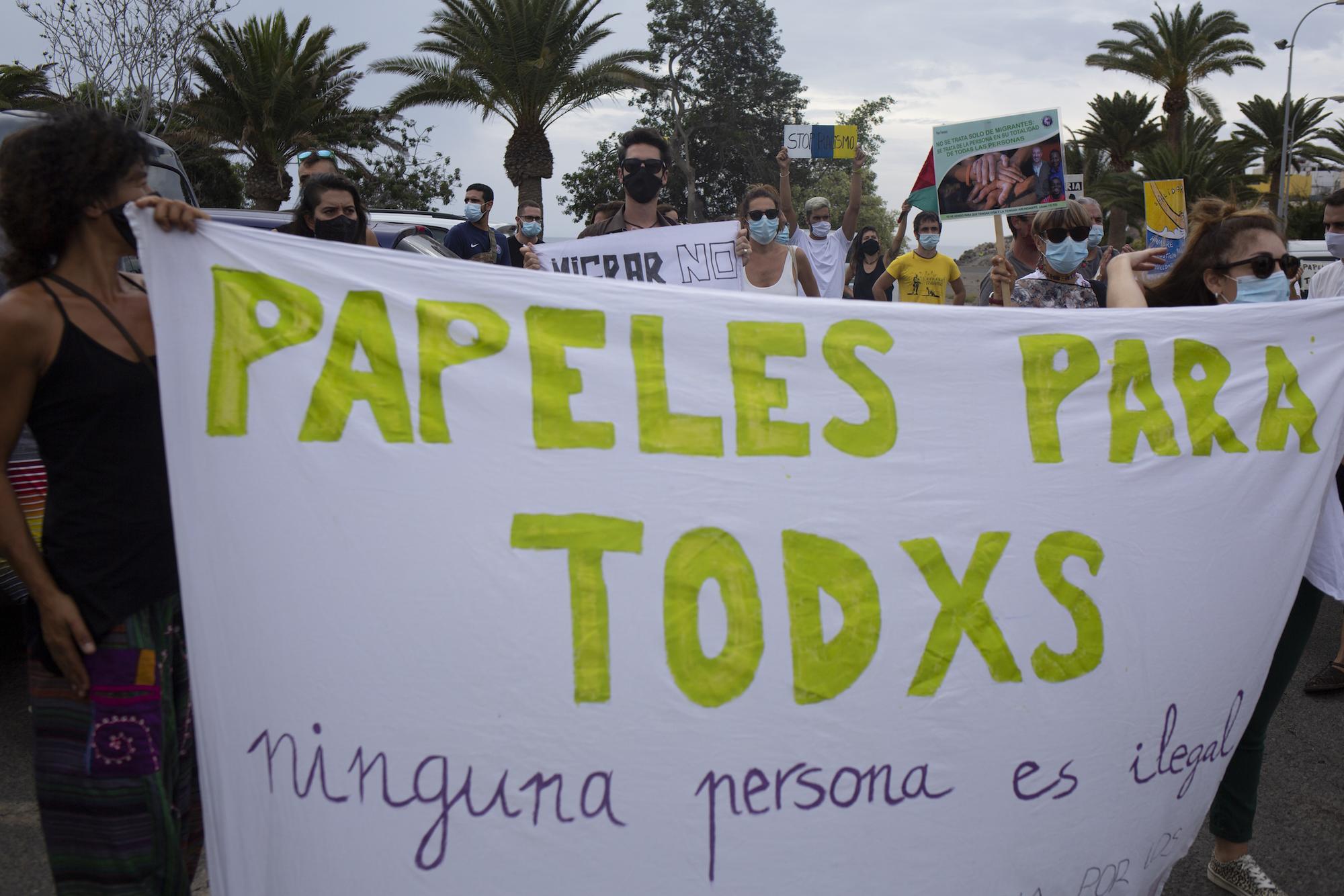 Una caravana de vehículos marcha en Gran Canaria por los derechos de las personas migrantes y las "fronteras seguras" - 6