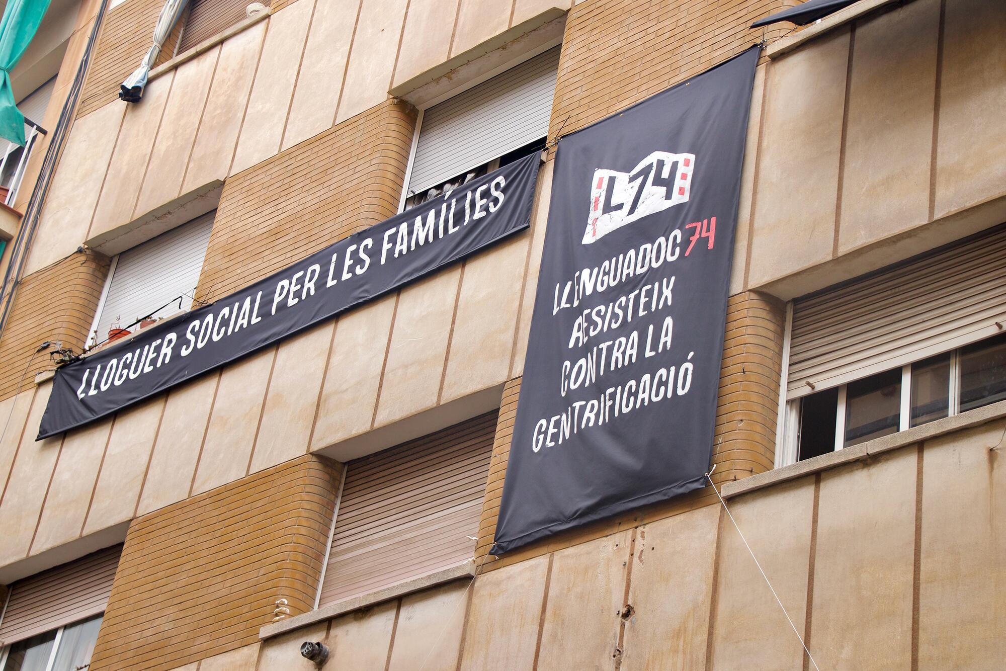 Fachada del bloque en lucha Llenguadoc, 74 en Sant Andreu.