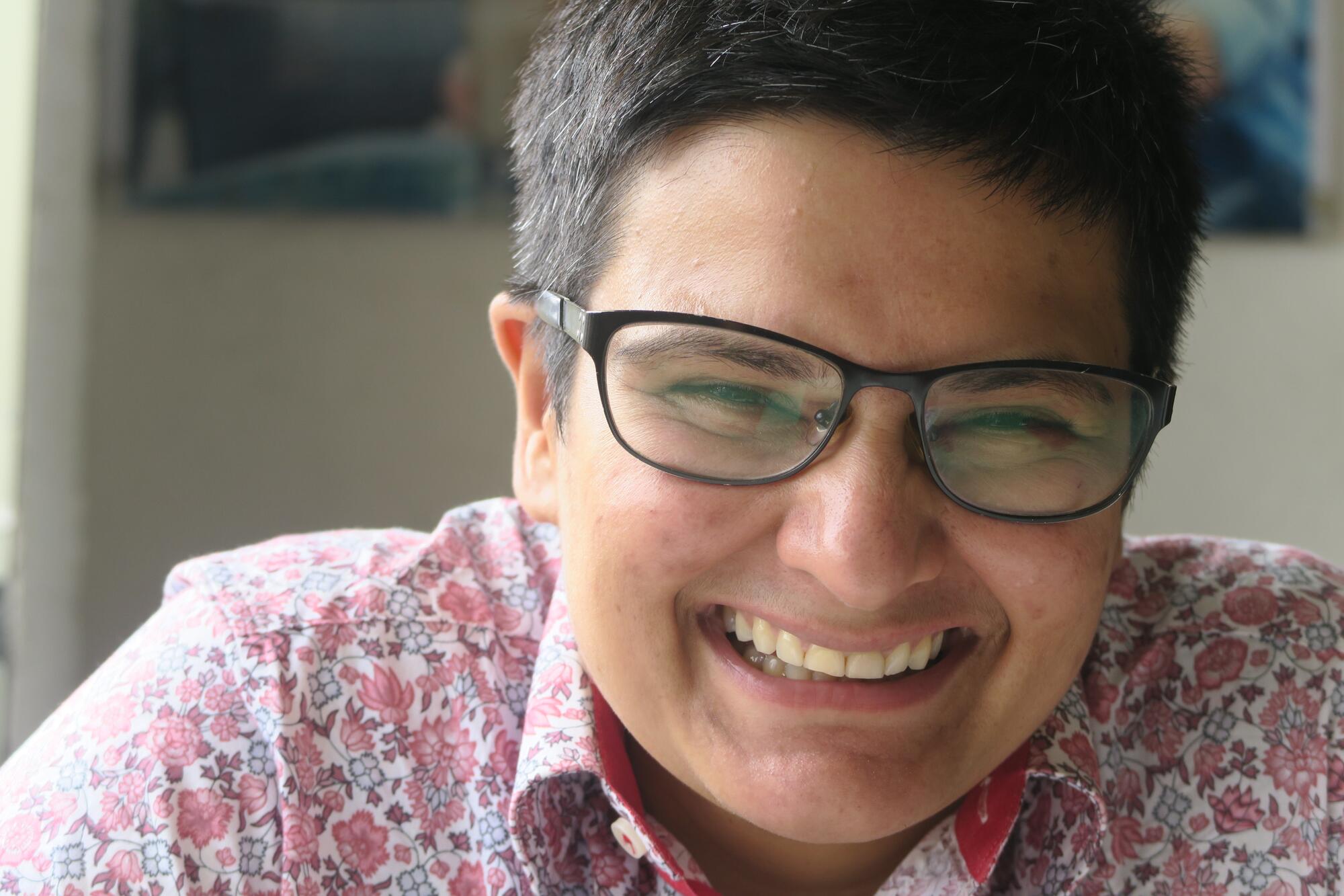 Shuby Bhattarai en una cafetería de Katmandú