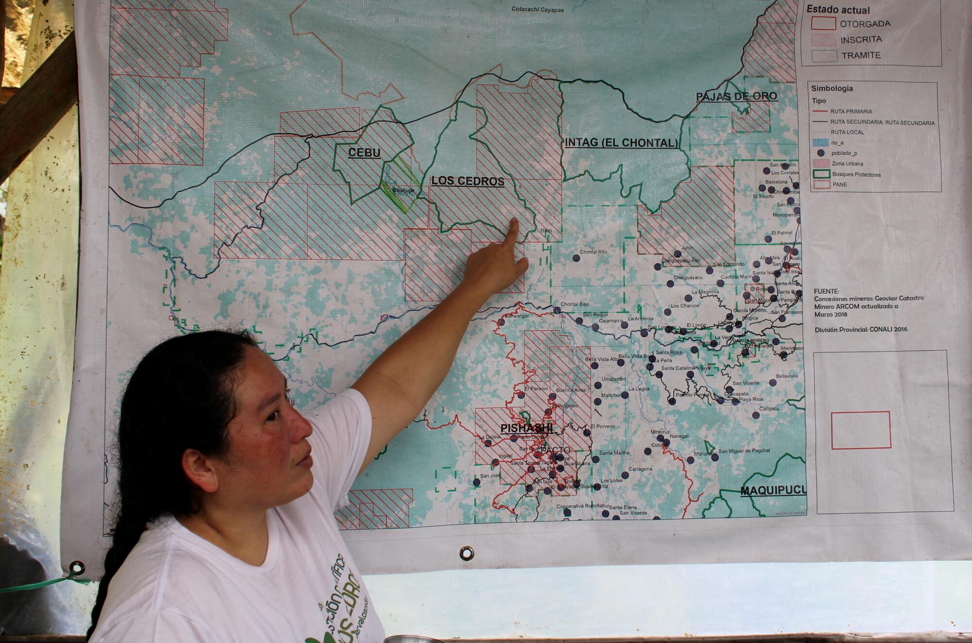 Sulma Sánchez indica en un mapa el área concesionada por los proyectos Río Magdalena.