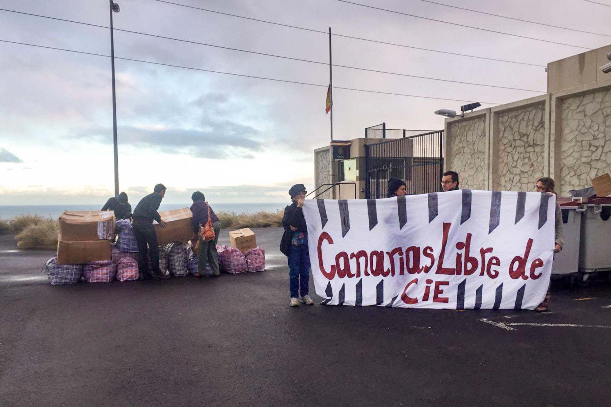 Concentración ante el CIE de Hoya Fría en Tenerife