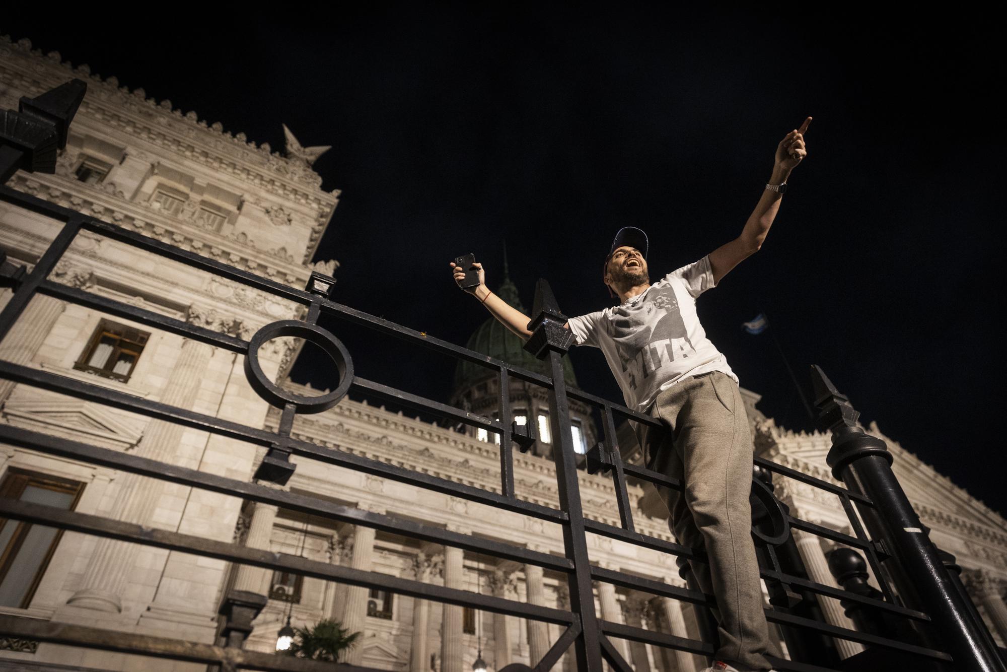 Cacerolazo para protestar contra el Decreto de Necesidad y Urgencia (DNU) anunciado por el presidente Javier Milei. - 25