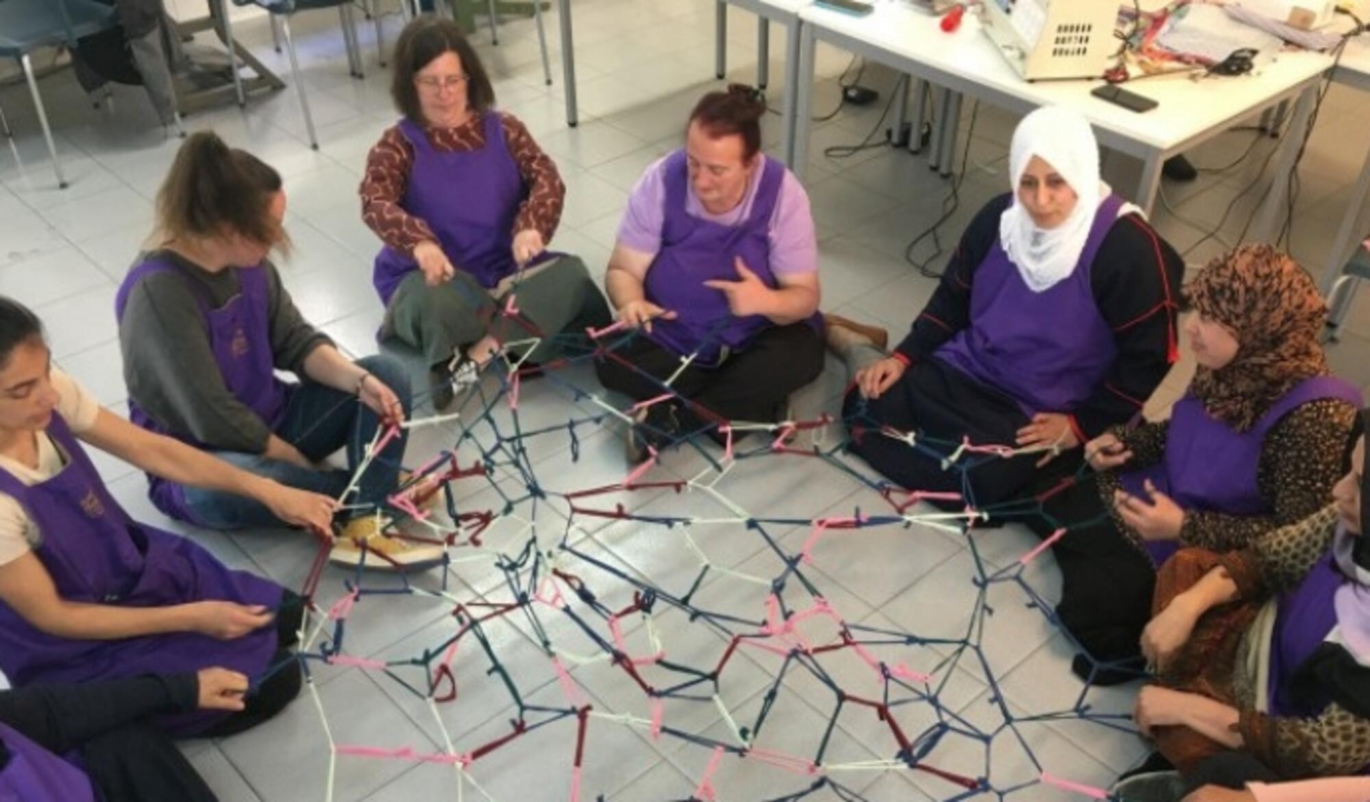 Actividad de Xarxa de Dones Cosidores en la Casa de la Costura Comunitària (Autoría Xarxa de Dones Cosidores)