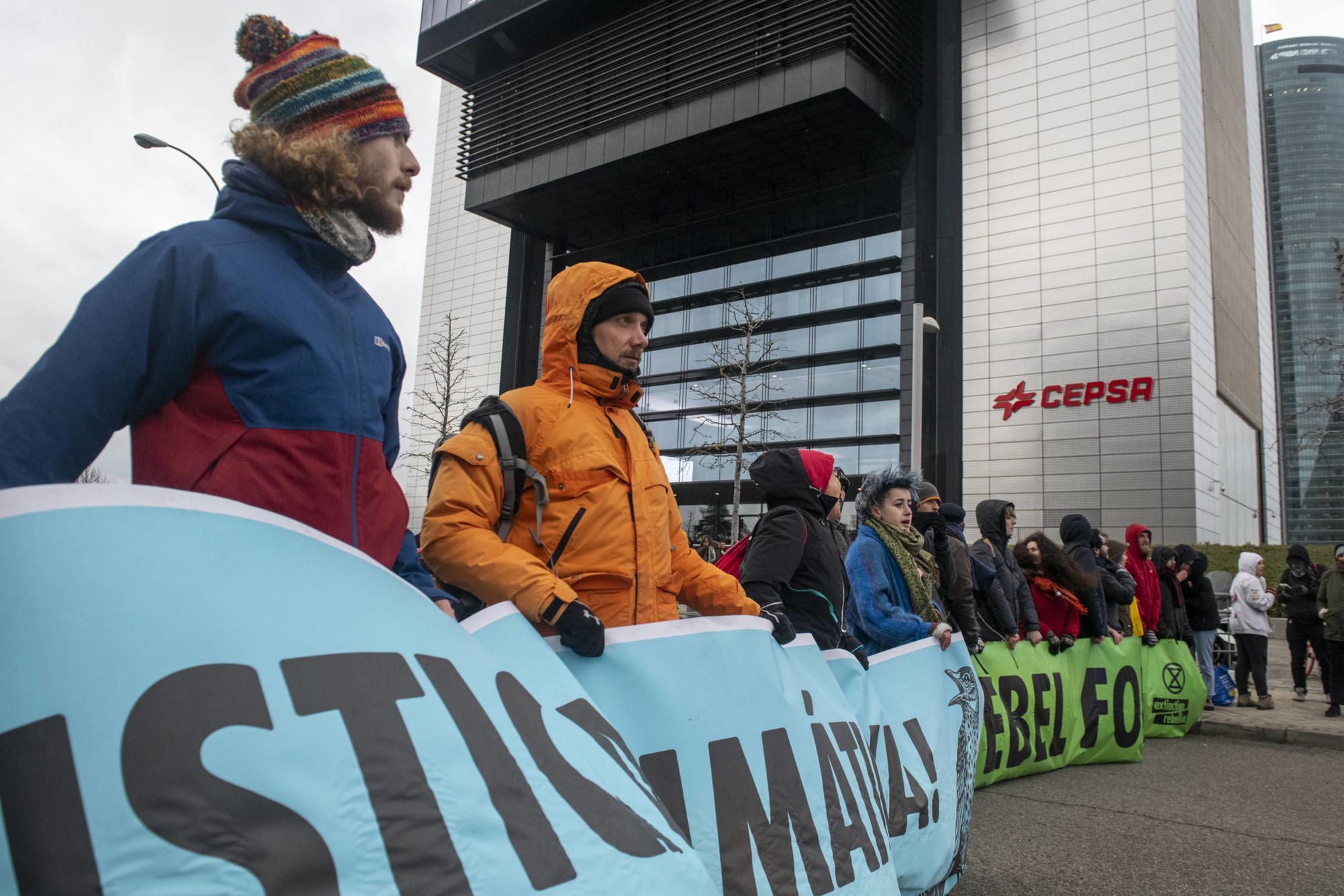 Acción frente a la sede de CEPSA en Madrid durante la cumbre del clima.