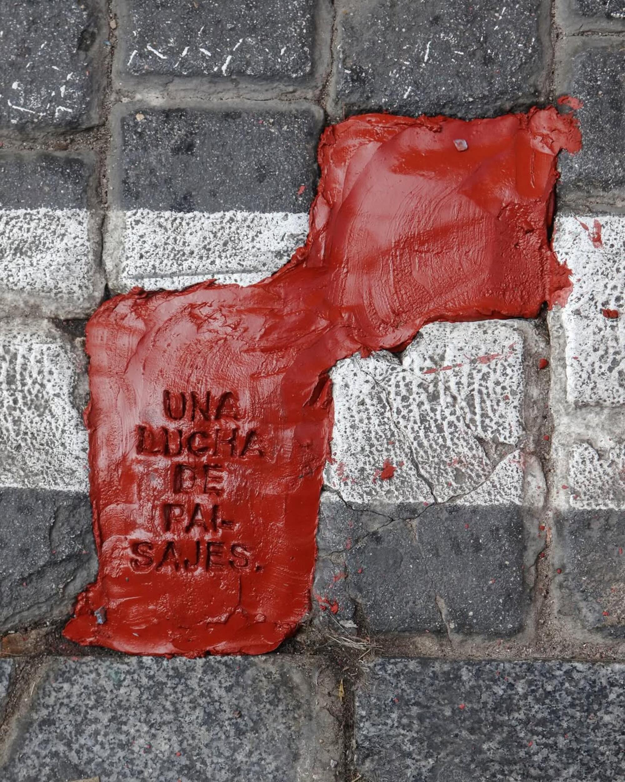 Una intervención del artista Iván Argote en una calle de Madrid