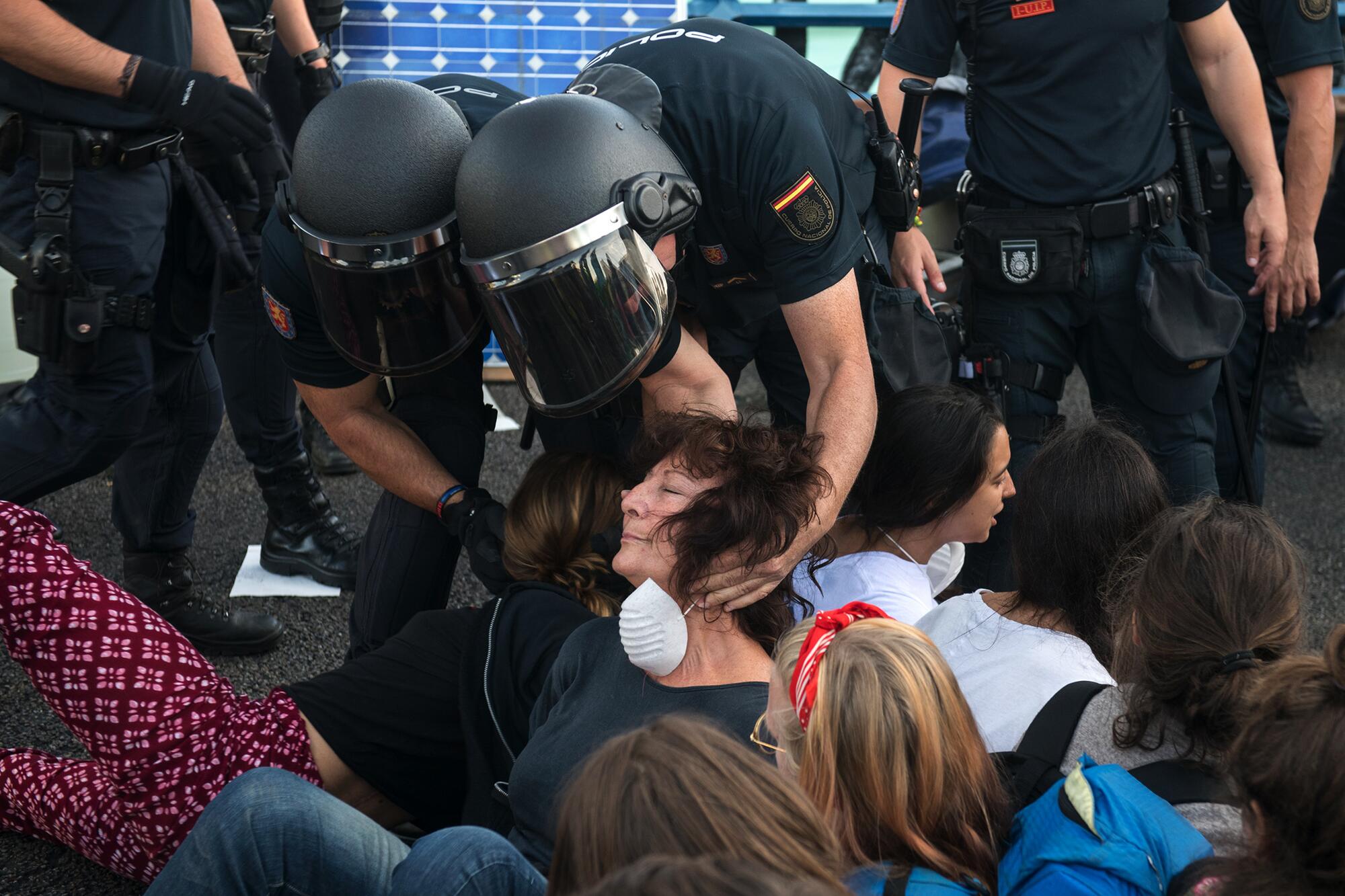Accion climatica en el puente del Paseo de la Castellana 5