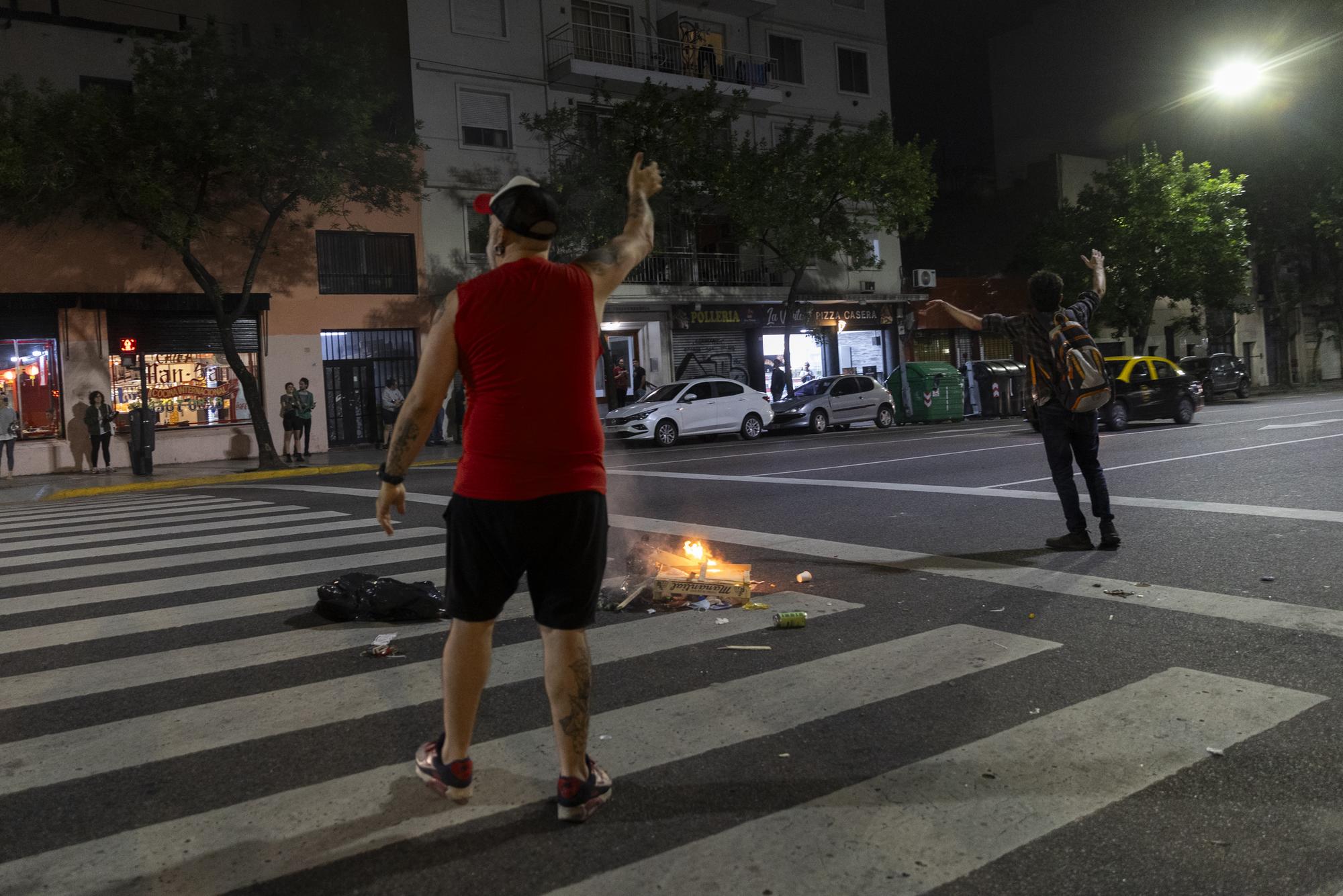 Cacerolazo para protestar contra el Decreto de Necesidad y Urgencia (DNU) anunciado por el presidente Javier Milei. - 9