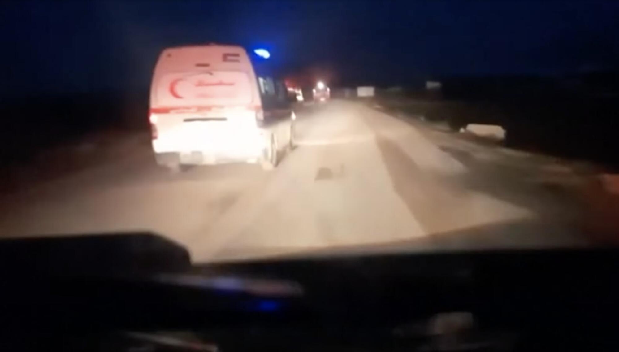 Captura del vídeo tomado por uno de los trabajadores humanitarios asesinados y que demuestra que las ambulancias estaban perfectamente identificadas antes del ataque.