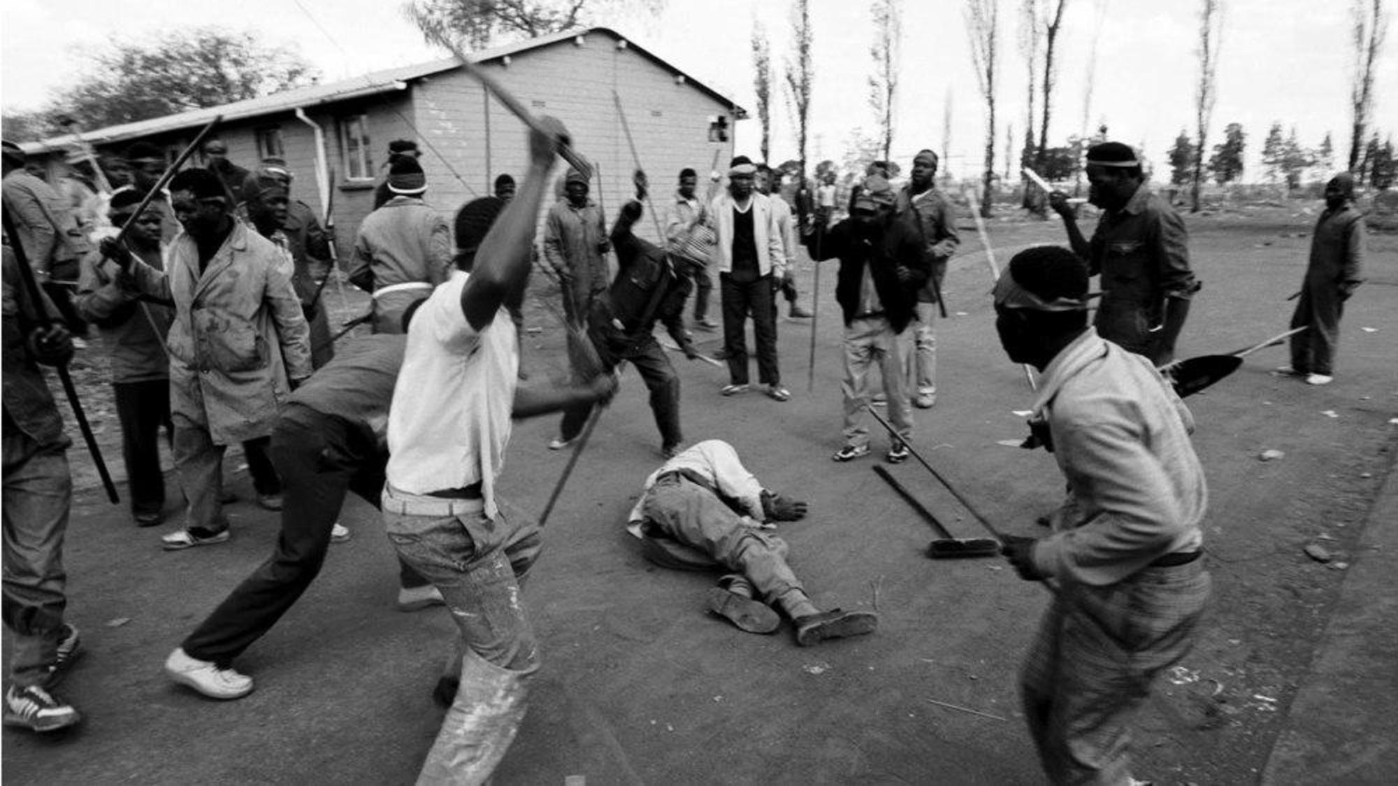 Asesinato de un presunto partidario del ANC por partidarios zulúes del Partido de la Libertad Inkatha, agosto de 1990. Retrato: Greg Marinovich.