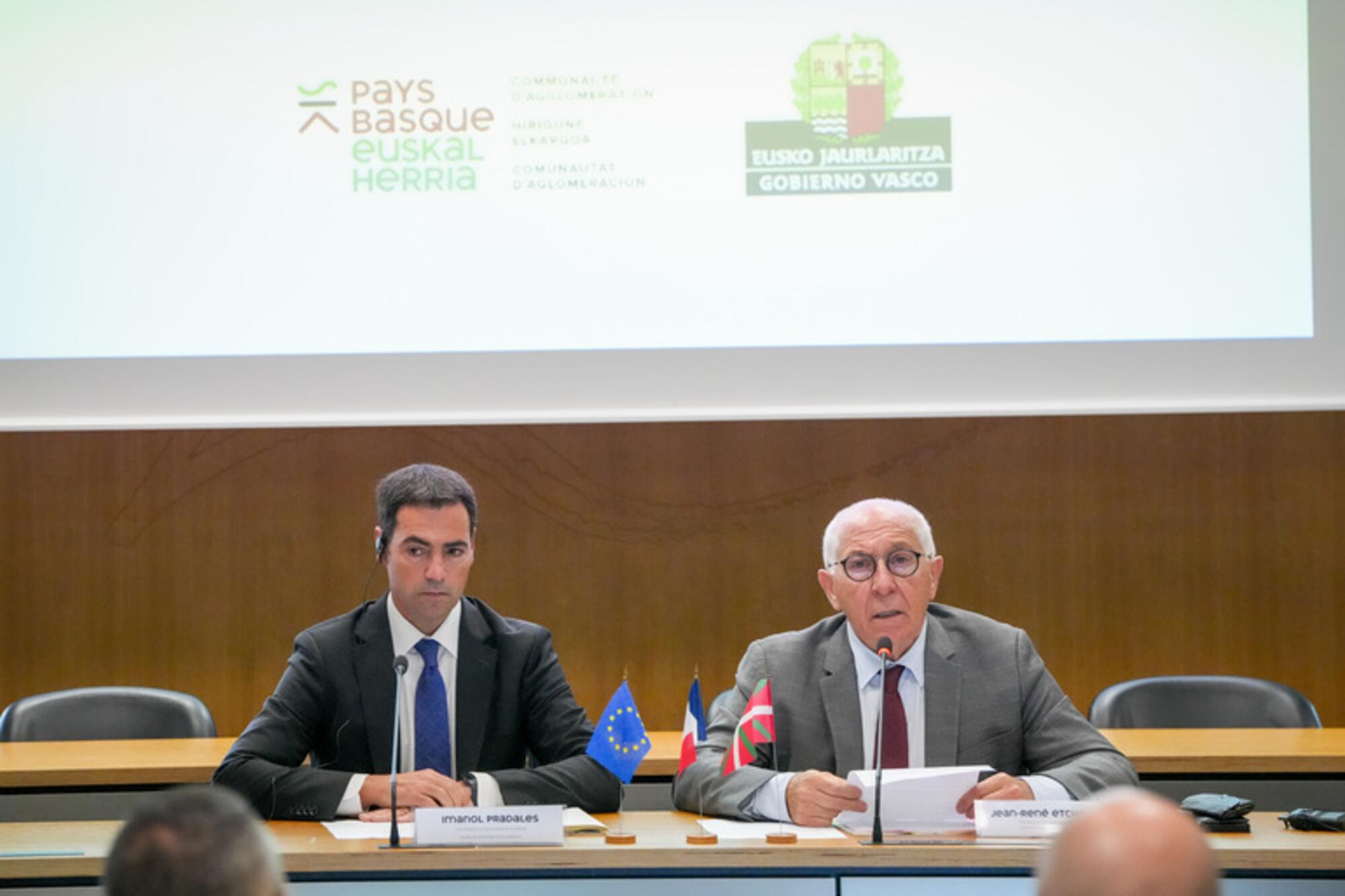 Encuentro entre el lehendakari Imanol Pradales y el presidente de la Mancomunidad de Iparralde, Jean-René Etchegaray