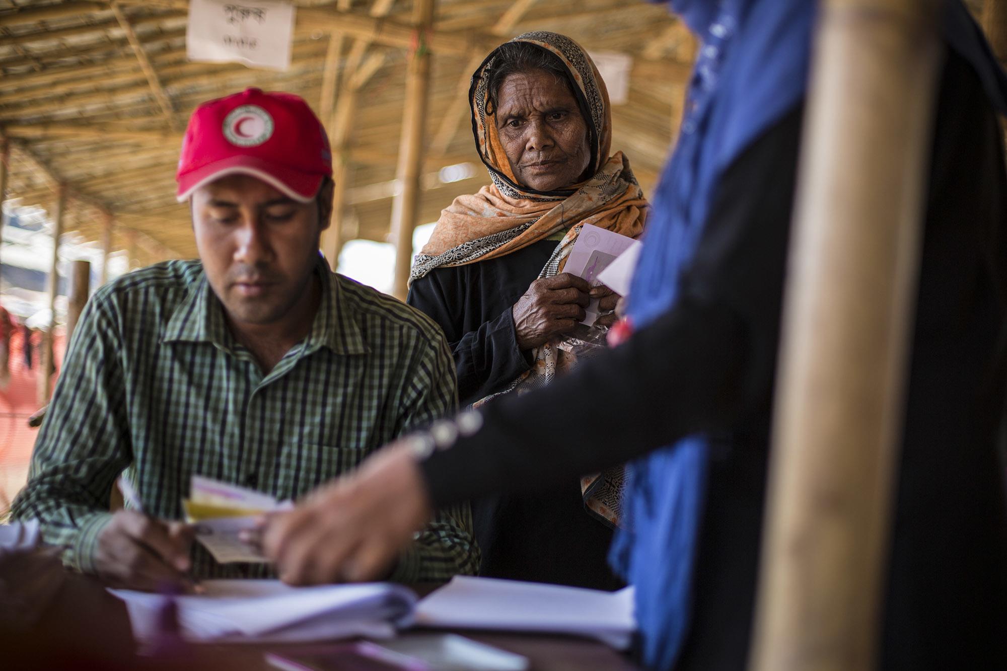 Reparto de alimentos ONG en campamento rohingya