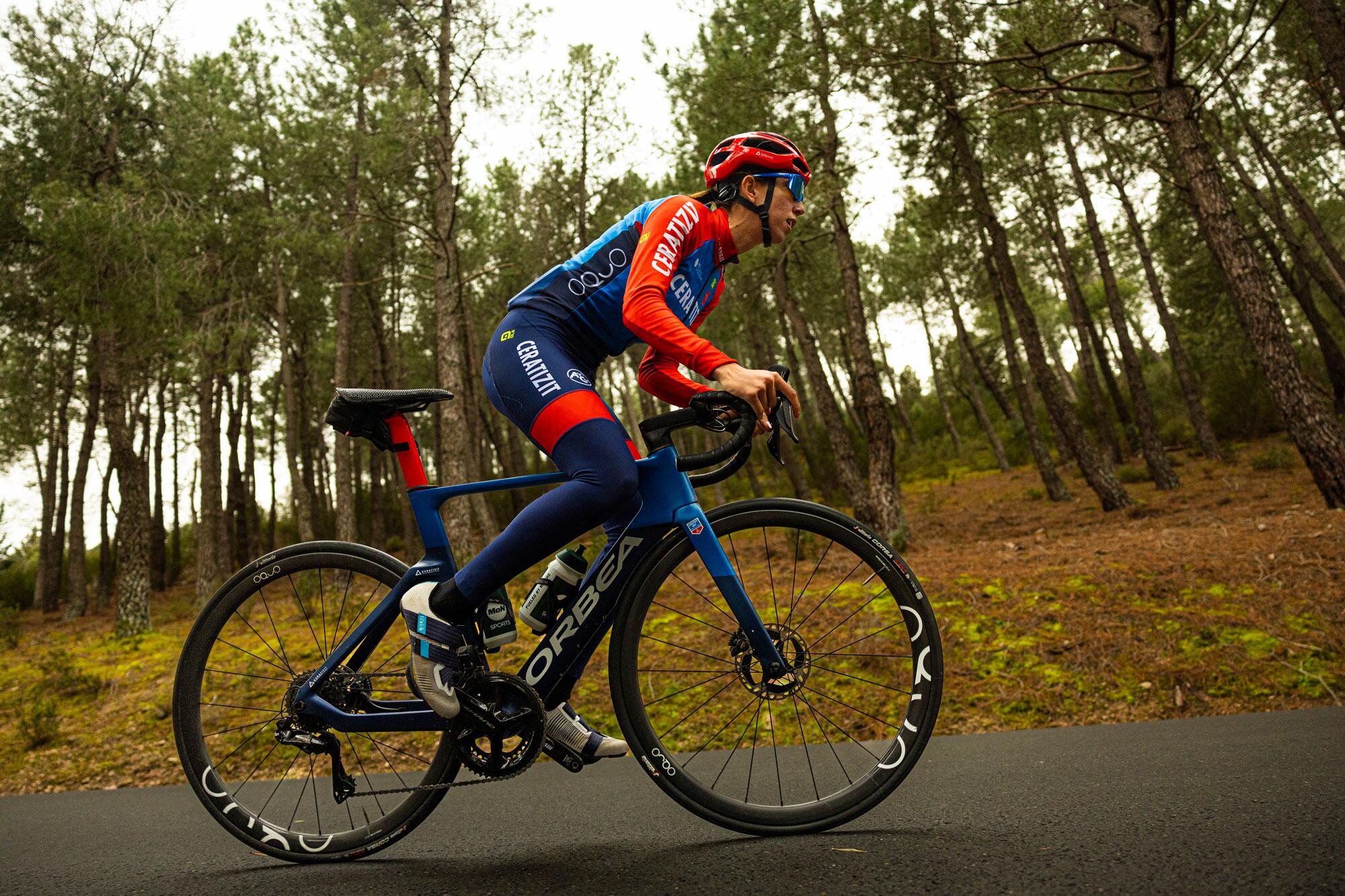 Sandra Alonso sube una rampa en la sierra de Madrid