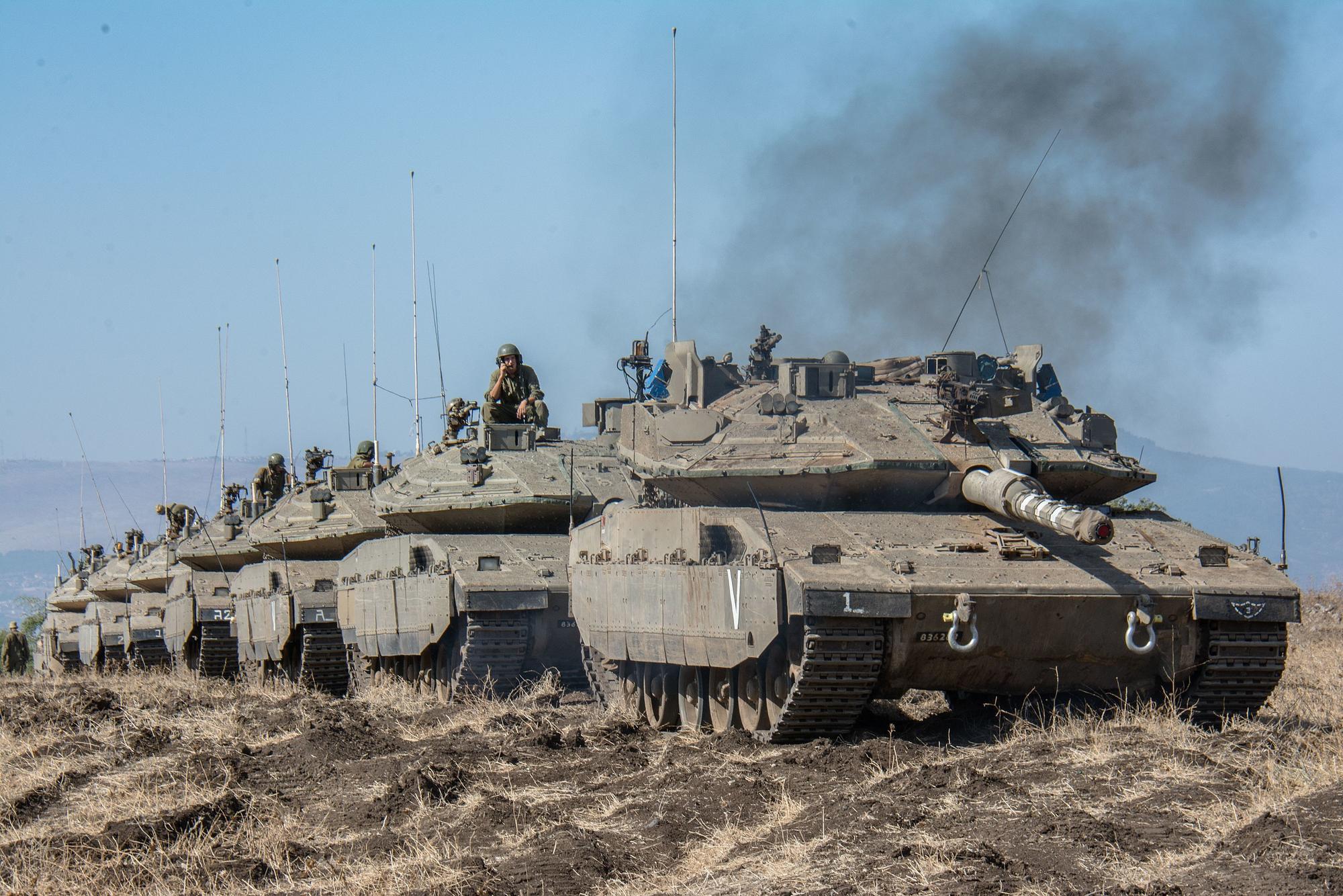 Columna tanques israelíes Merkava IV