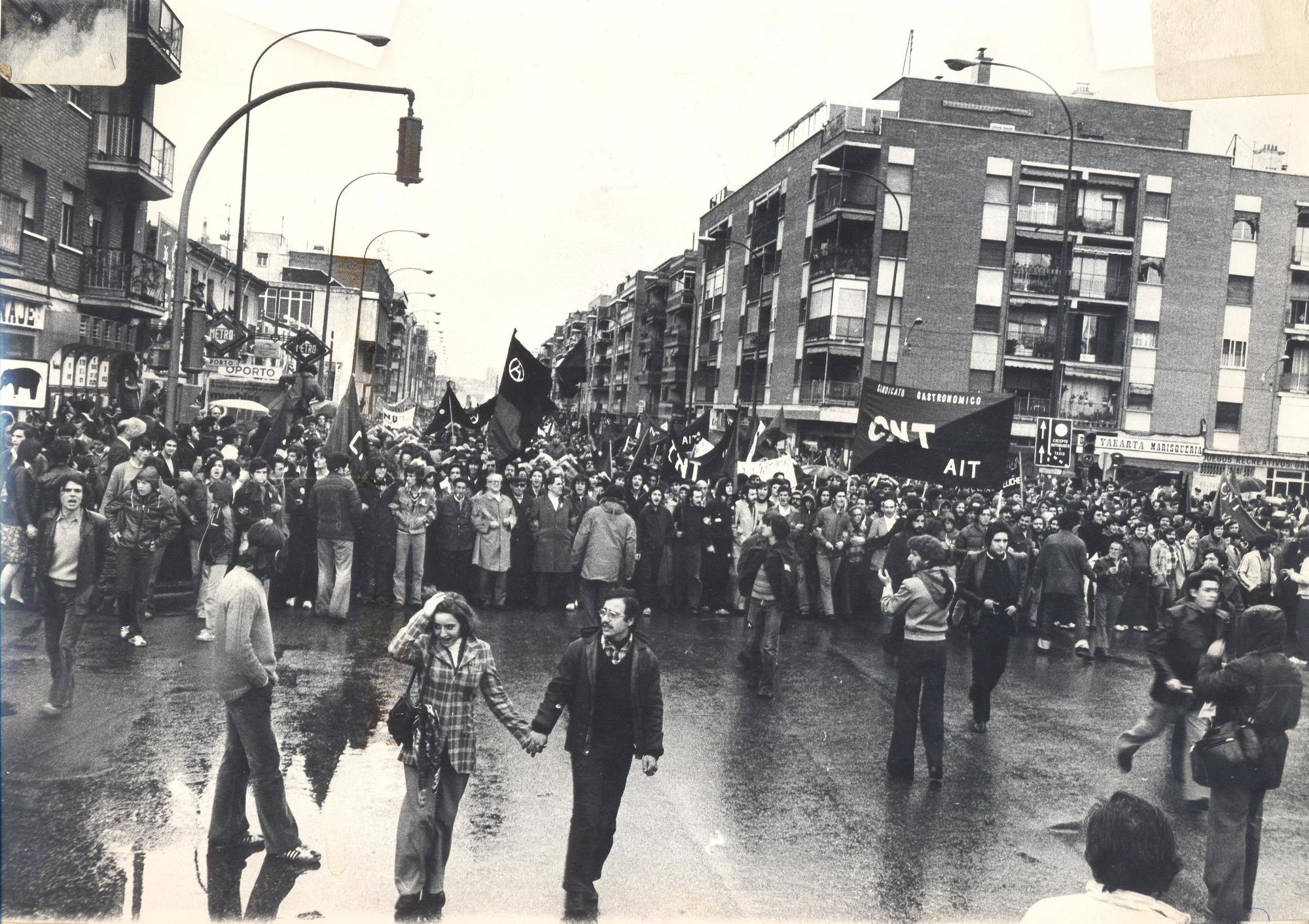 La manifestación de CNT en Madrid el 1 de mayo de 1978 llega a la plaza de Oporto