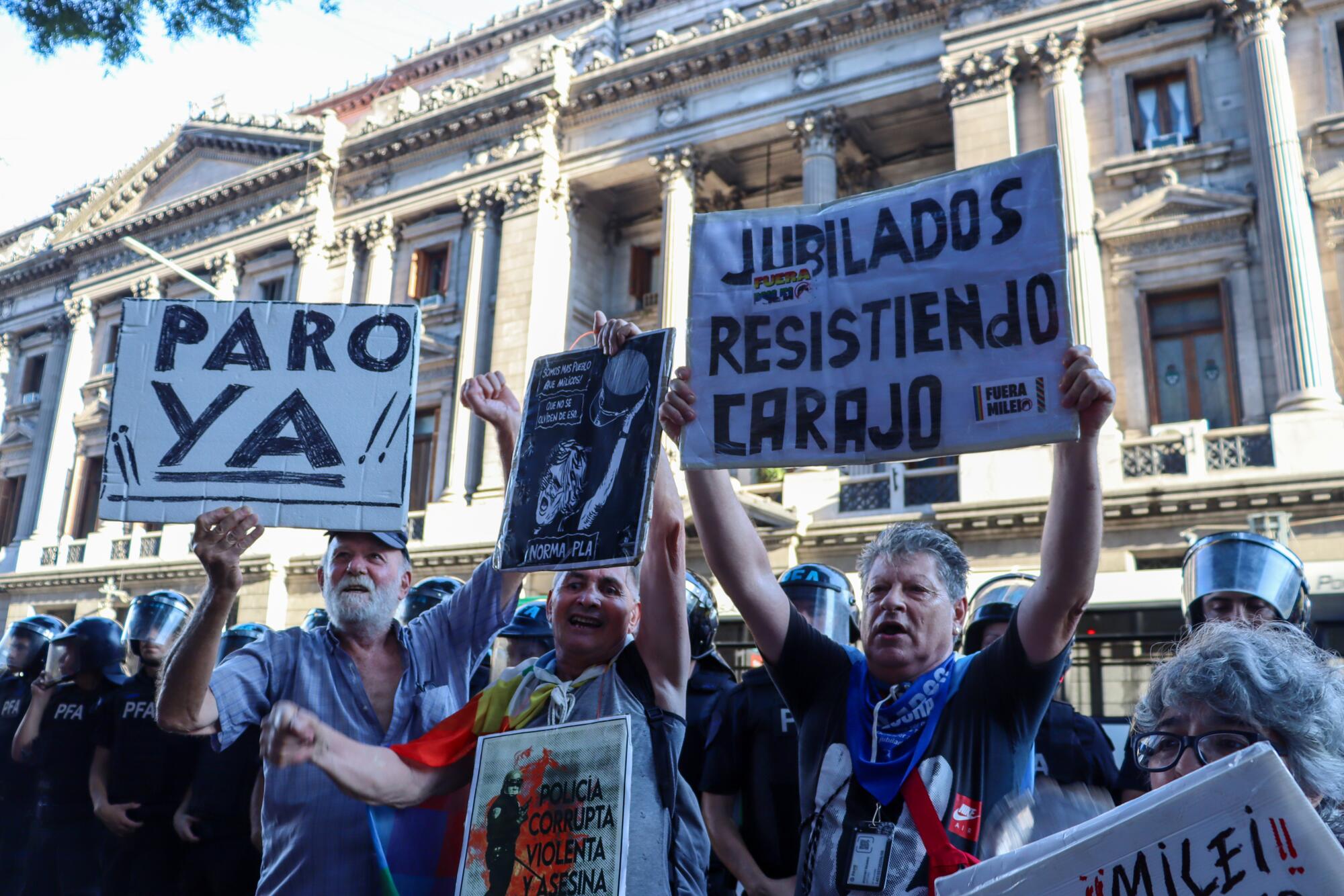 Con carteles en mano, decenas de personas se suman cada miércoles a la manifestación.