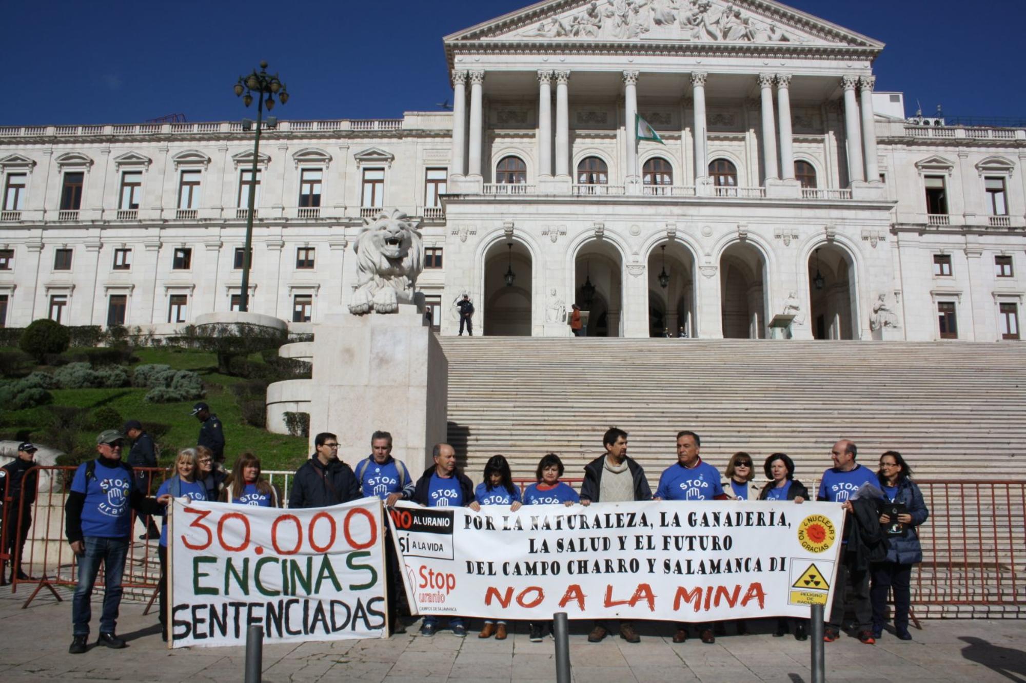 Manifestantes ante el Parlamento de Portugal contra la mina de Retortillo
