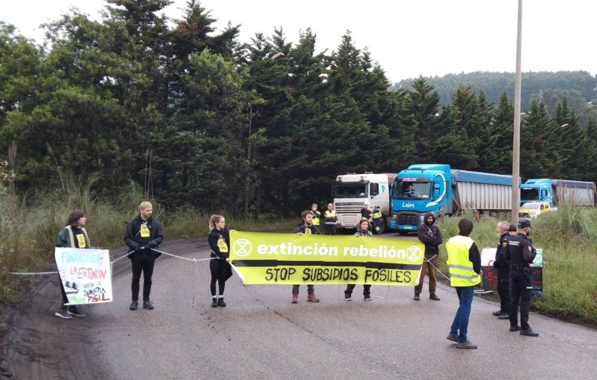 Acción de Rebelión o Extinción en la fábrica de acero de Arcelor-Mittal en Gijón. Foto: XR