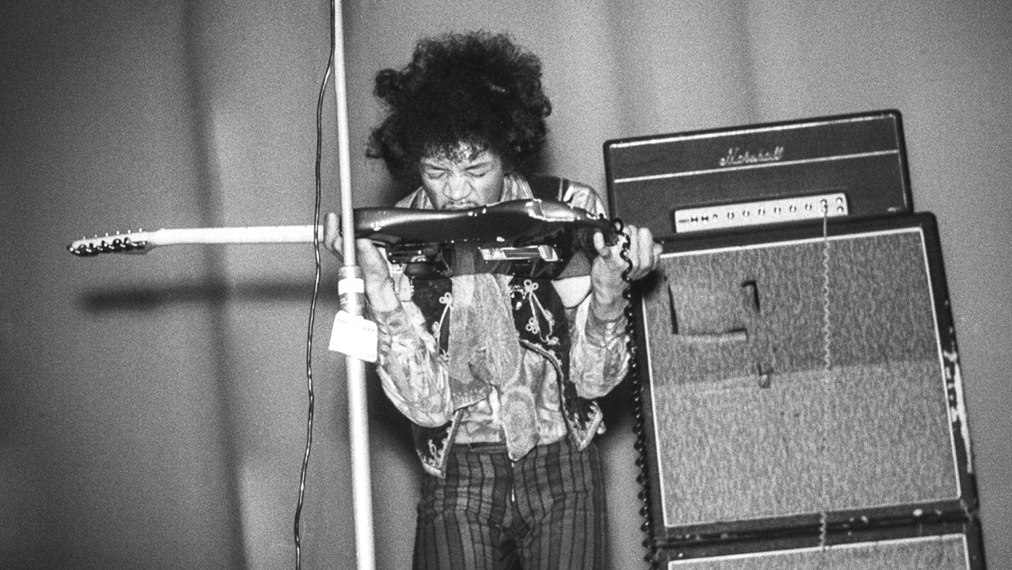 Jimi Hendrix, tocando la guitarra con los dientes