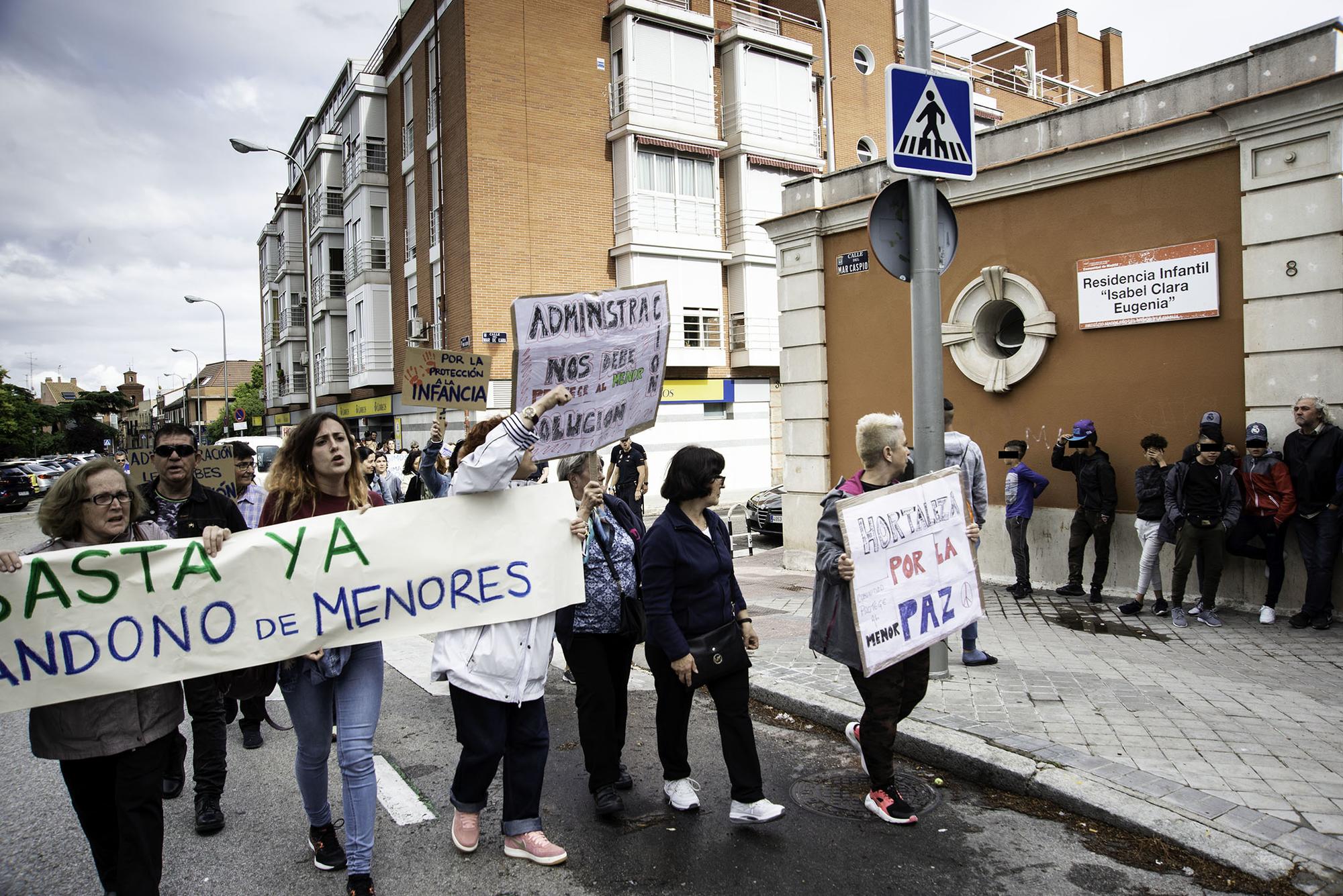 Vecinos de Hortaleza en una manifestación para exigir a la Comunidad de Madrid que cumpla con su responsabilidad como tutora