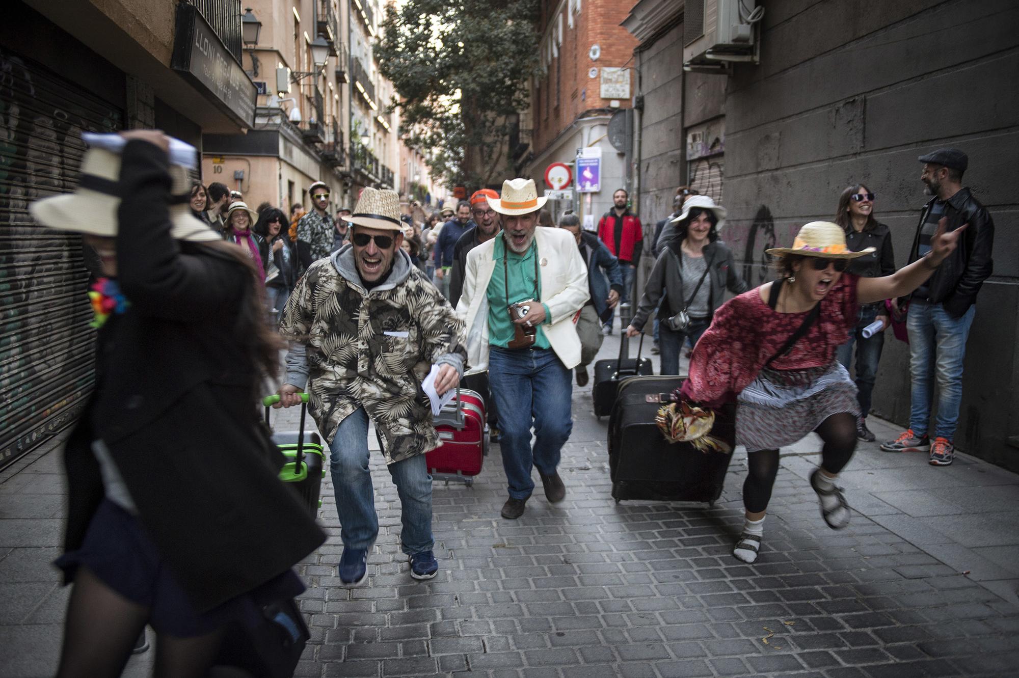 Manifestación festiva contra la turistificación en el barrio de Lavapiés