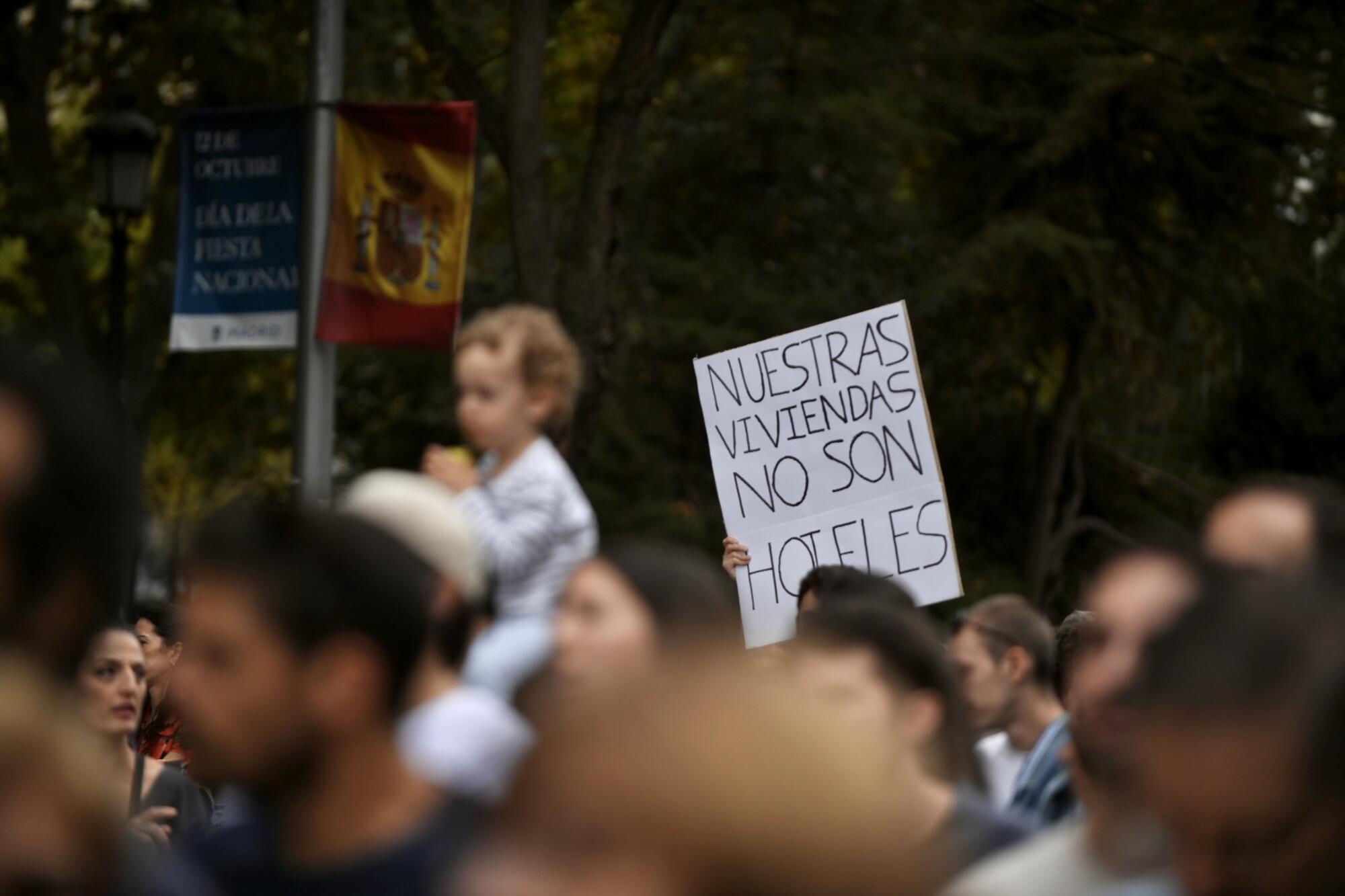 Decenas de miles de personas tomaron Madrid el 13 de octubre de 2024 para protestar por la falta de medidas para contener los precios del alquiler. - 14