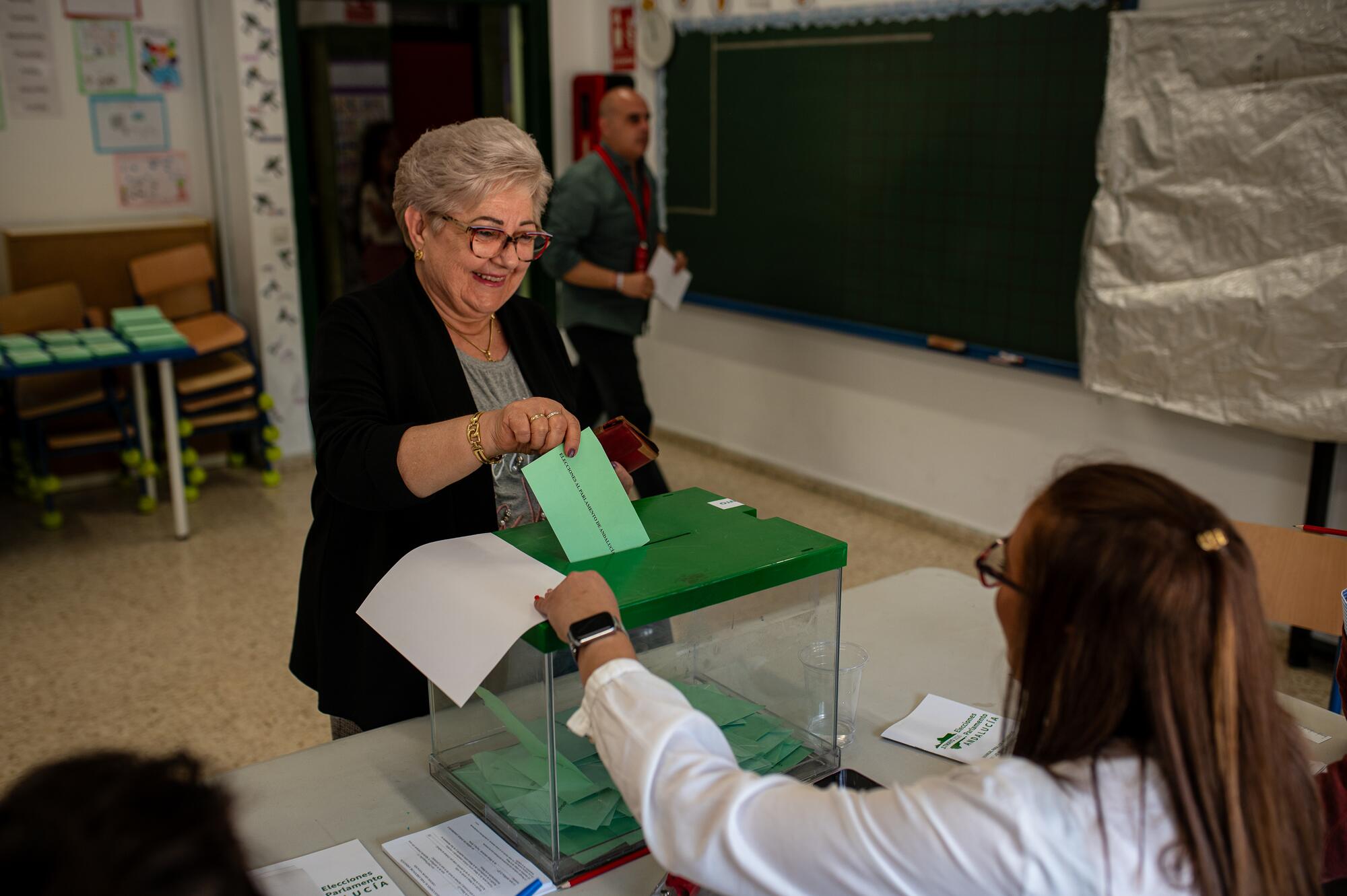Mujer votando 2026 andalucia