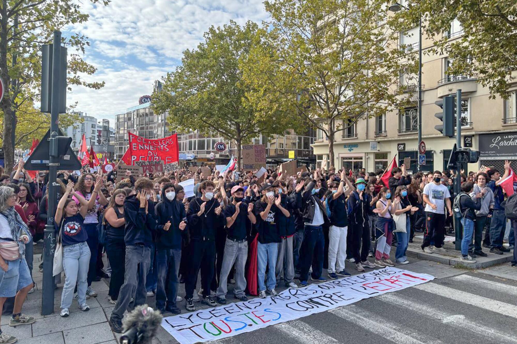 Manifestación en apoyo al movimiento de los estudiantes de secundaria en la ciudad de Rennes.