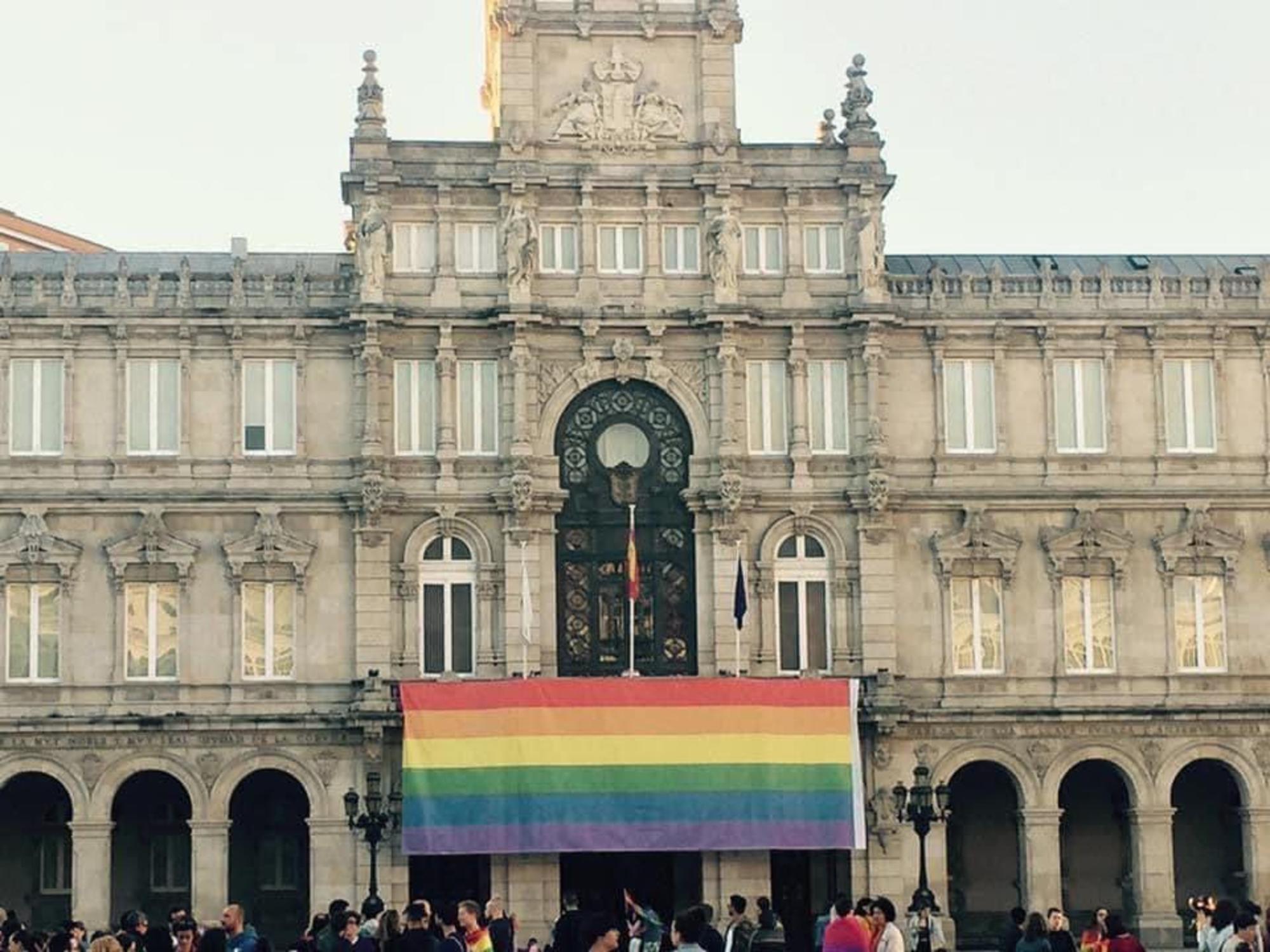 Foto con Bandera LGTBIQA+ Coruña
