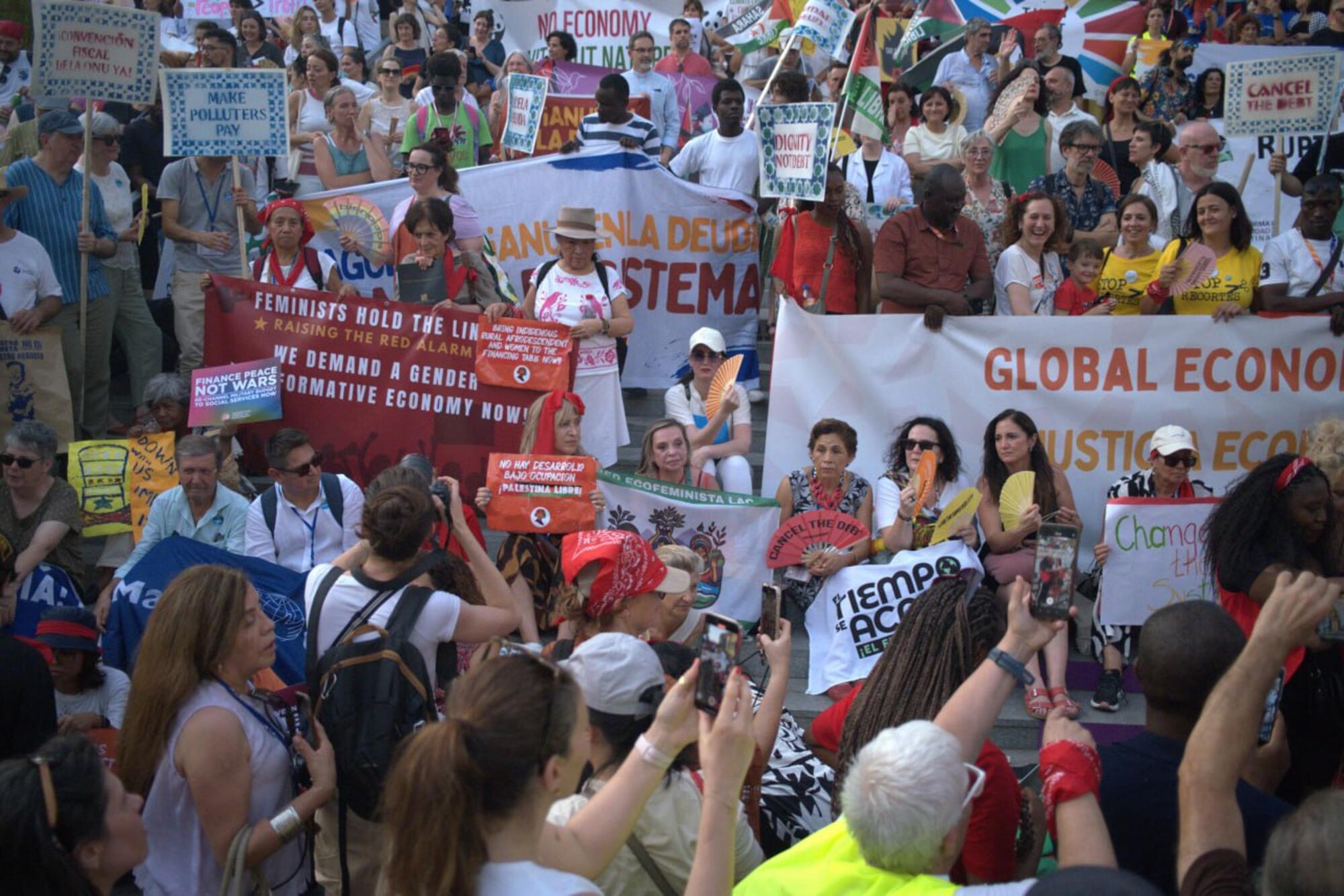 La gran marcha del Foro de la Sociedad Civil y del Foro Feminista, antes de laCuarta Conferencia Internacional sobre Financiación para el Desarrollo el pasado junio en Sevilla (Autoría: José M. Ruibérriz Torres)