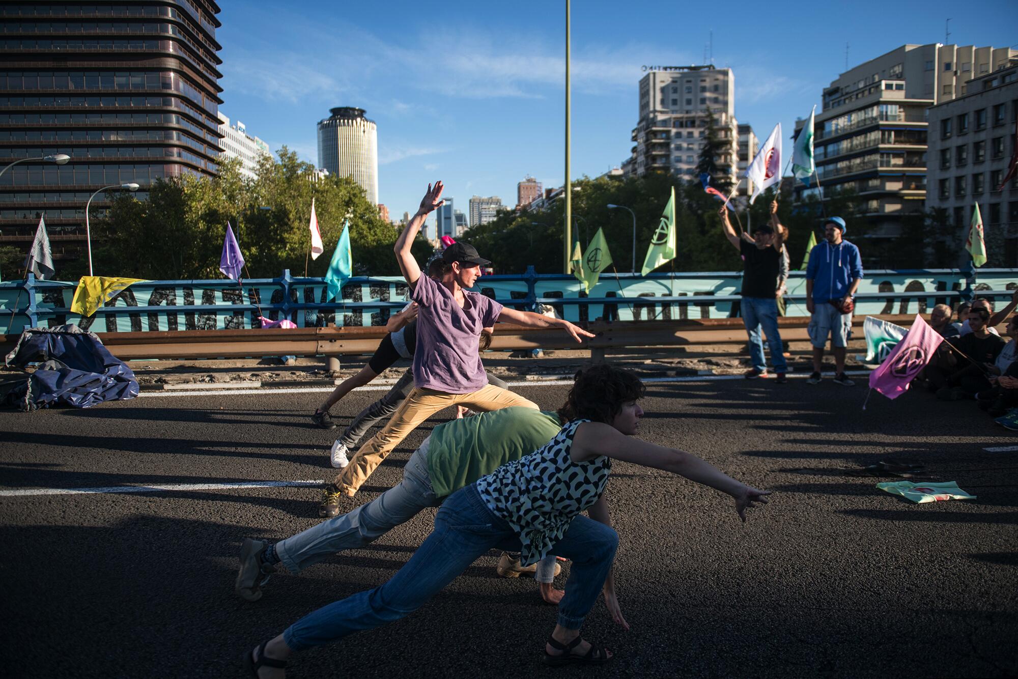 Accion climatica en el puente del Paseo de la Castellana 13