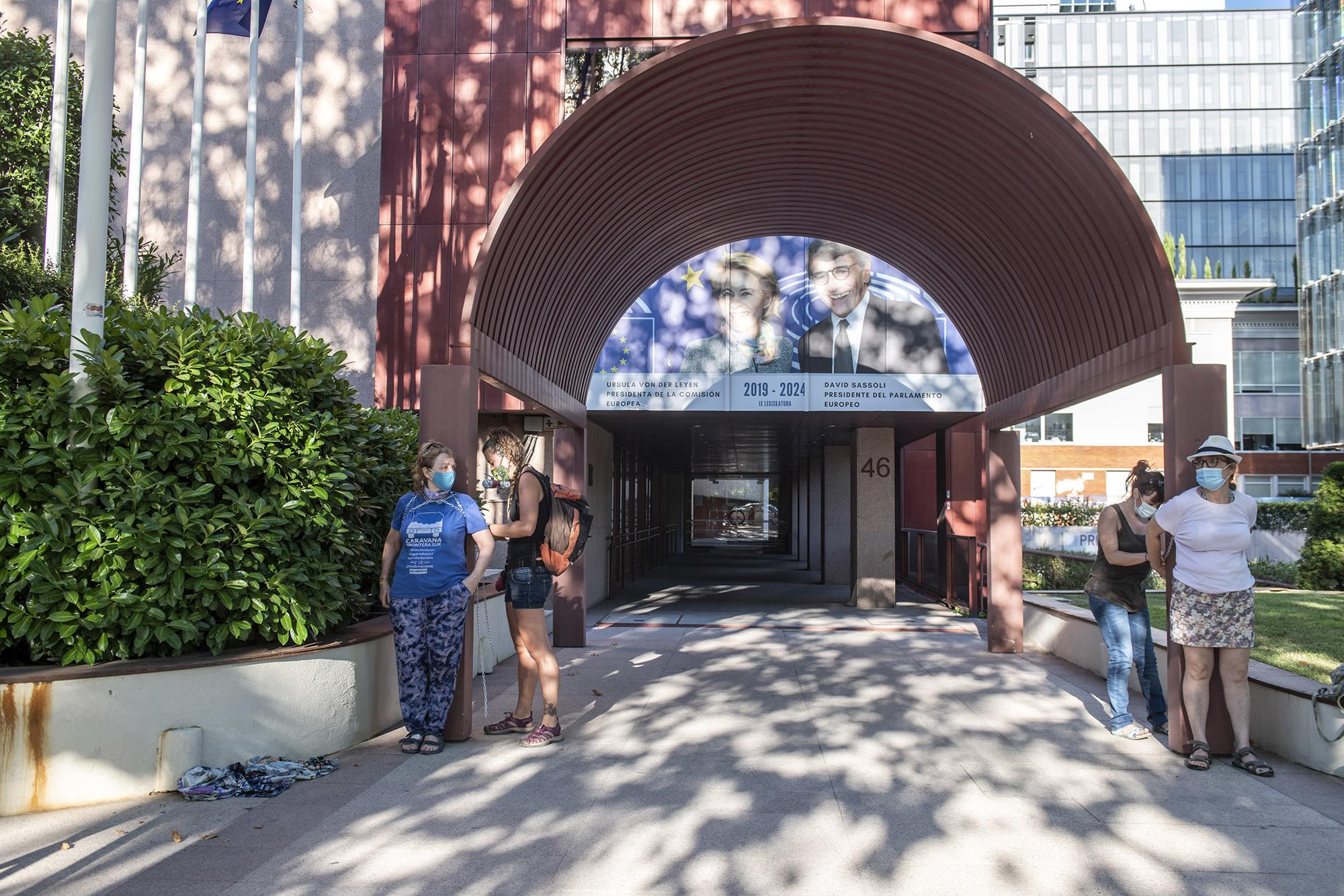 Bloquean la entrada a la sede de la Unión Europea para denunciar los abusos en las fronteras - 1